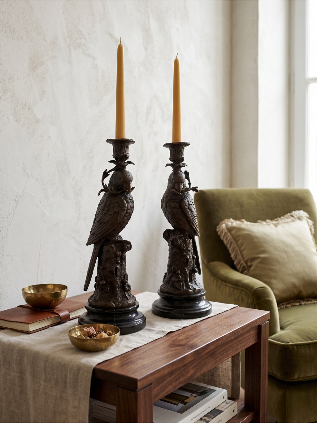 Paire de bougeoirs aux perroquets en bronze patiné sur socles noirs – Style Napoléon III / XIXe