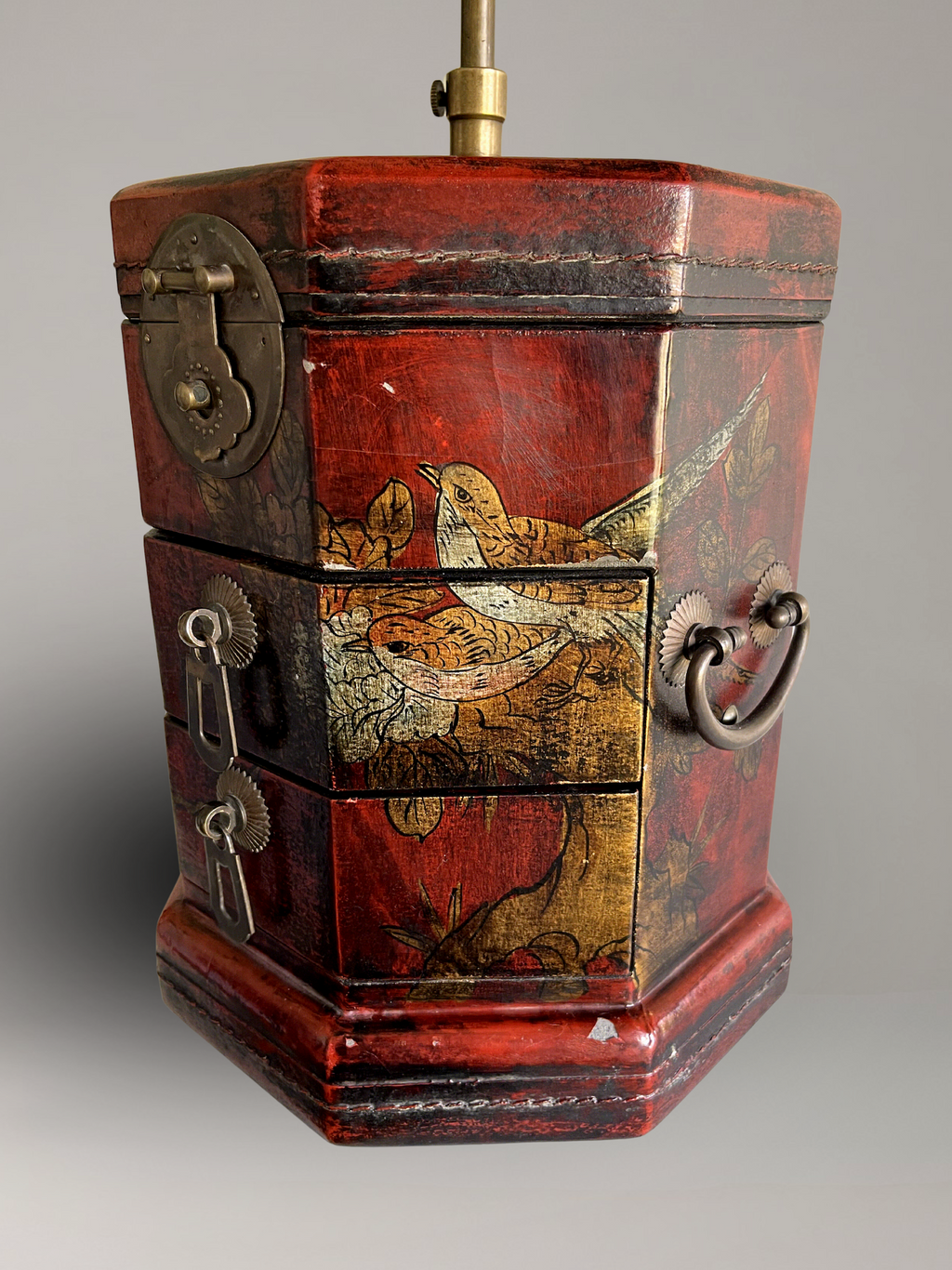 Paire de lampes en coffret laqué d’inspiration asiatique, décor polychrome et laiton – 63 cm