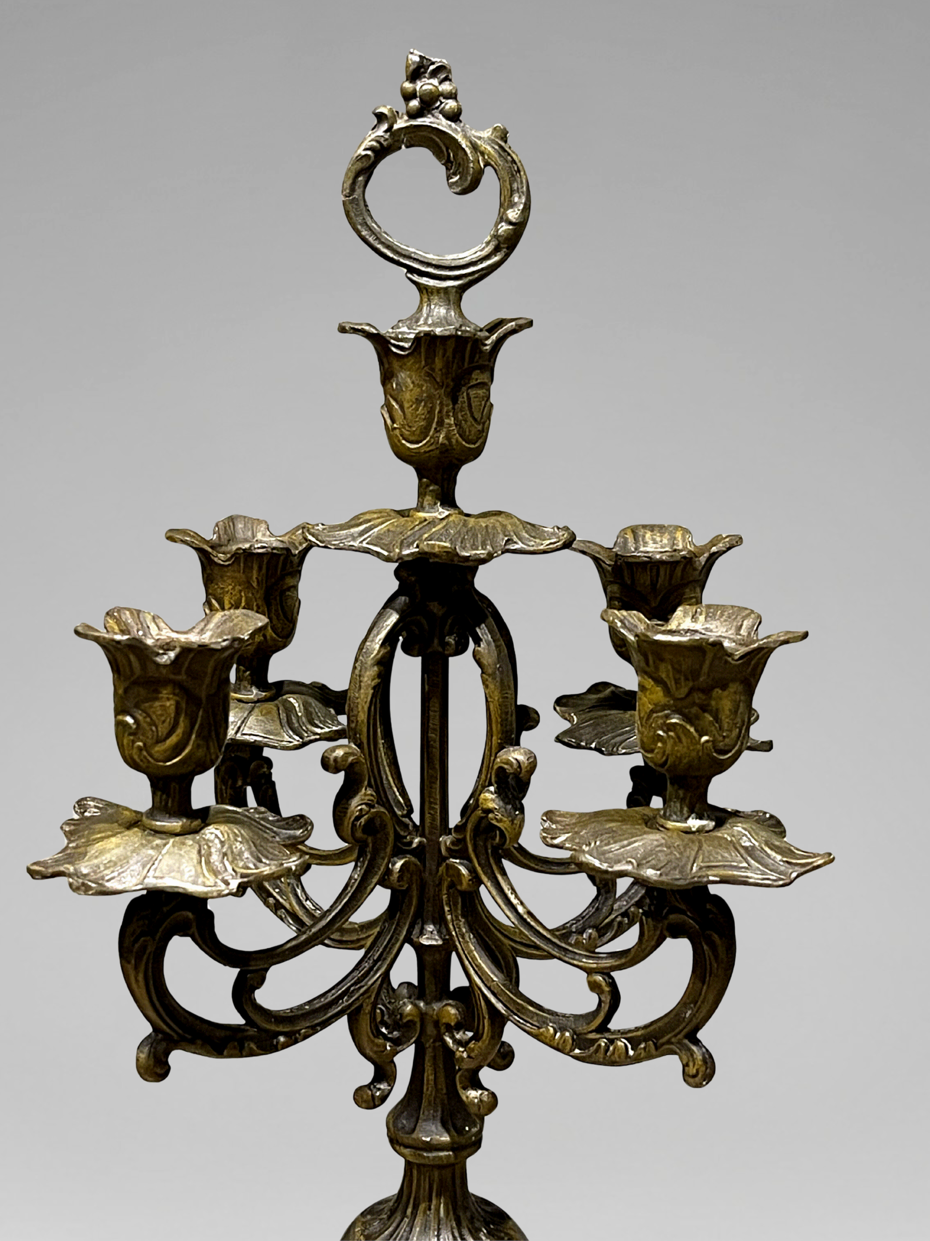 Grande garniture de cheminée Napoléon III en marbre rouge et régule patiné signée Guillemin – pendule & candélabres XIXe