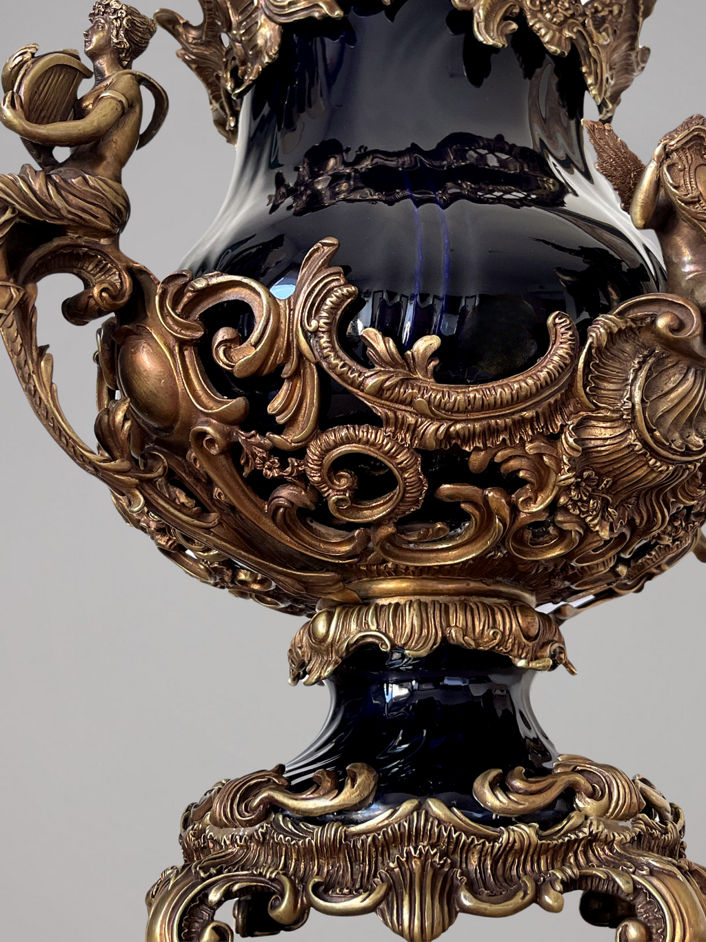 Grande urne couverte style Napoléon III en porcelaine noire et bronze – décor rocaille aux angelots – 49 cm
