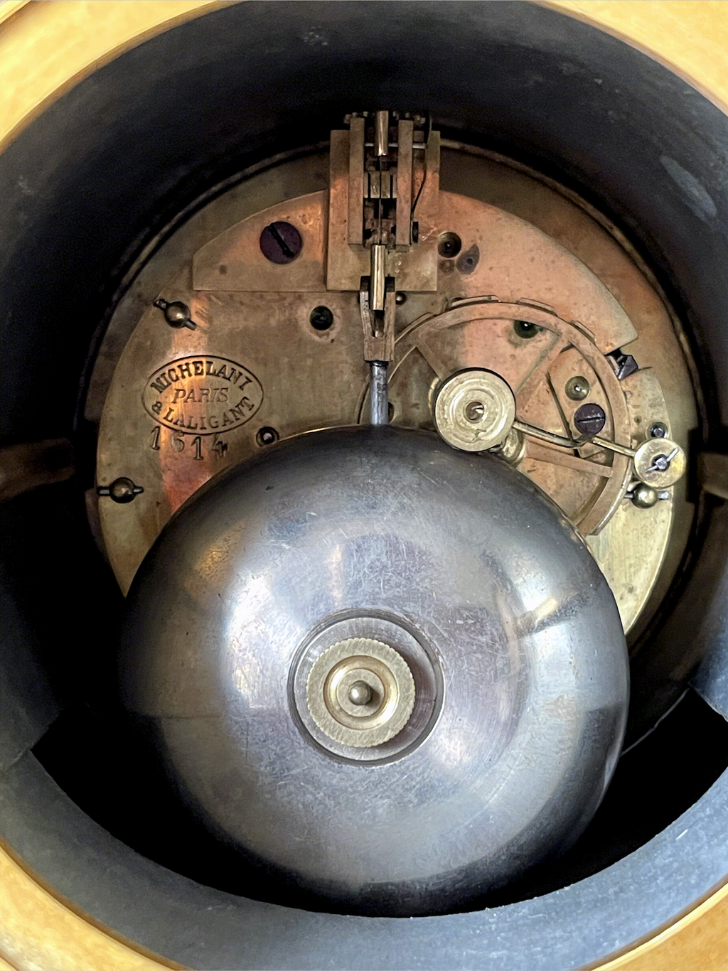 Pendule de cheminée Napoléon III “Euterpe” – Japy Frères – régule patiné – XIXe siècle