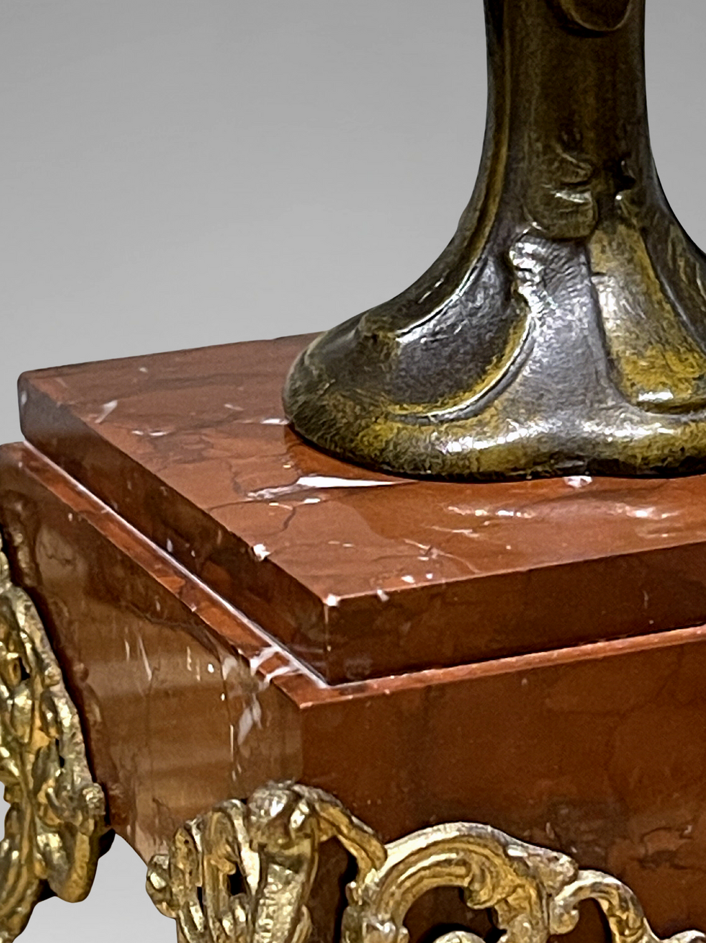 Grande garniture de cheminée Napoléon III en marbre rouge et régule patiné signée Guillemin – pendule & candélabres XIXe