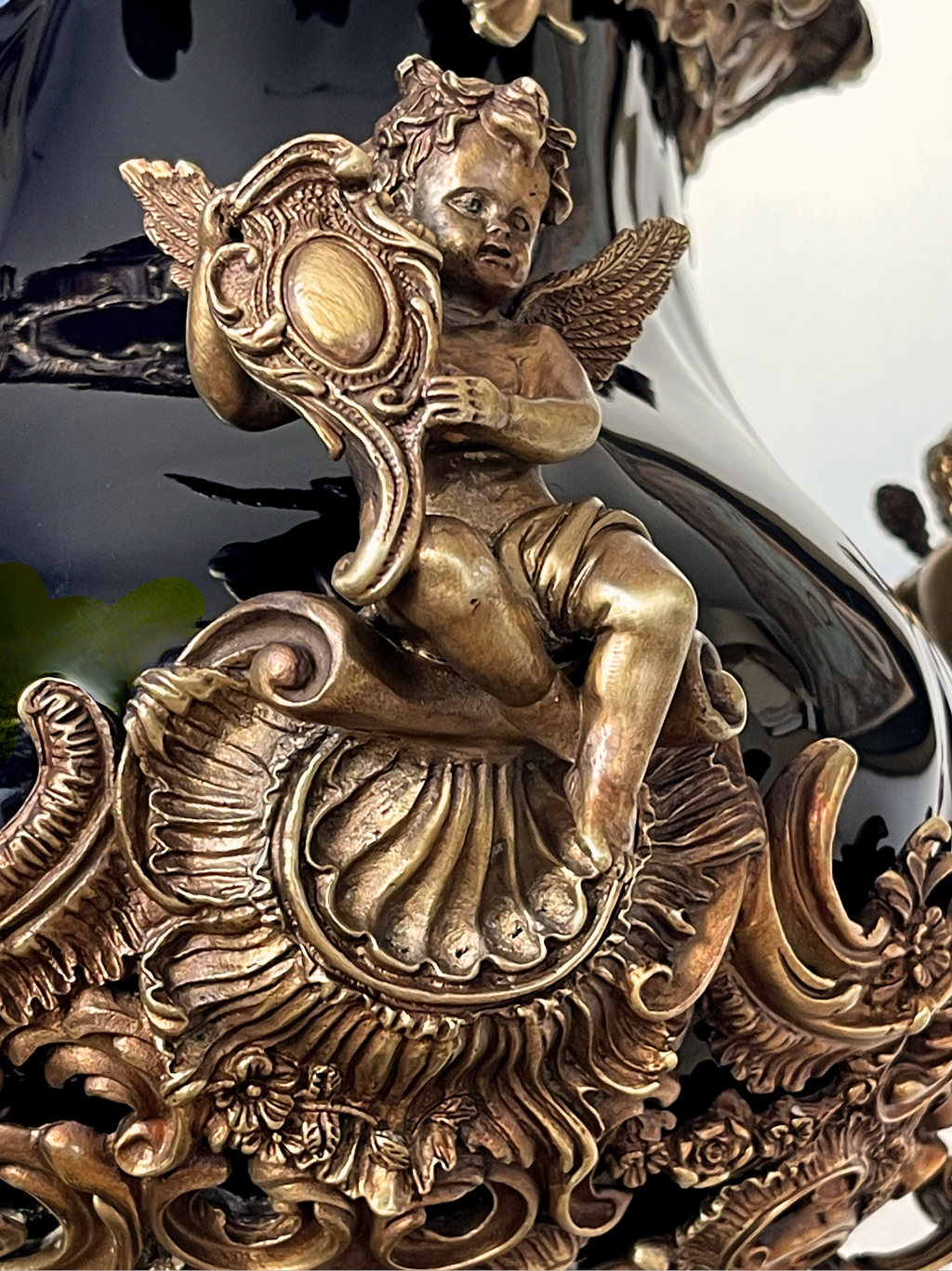 Grande urne couverte style Napoléon III en porcelaine noire et bronze – décor rocaille aux angelots – 49 cm