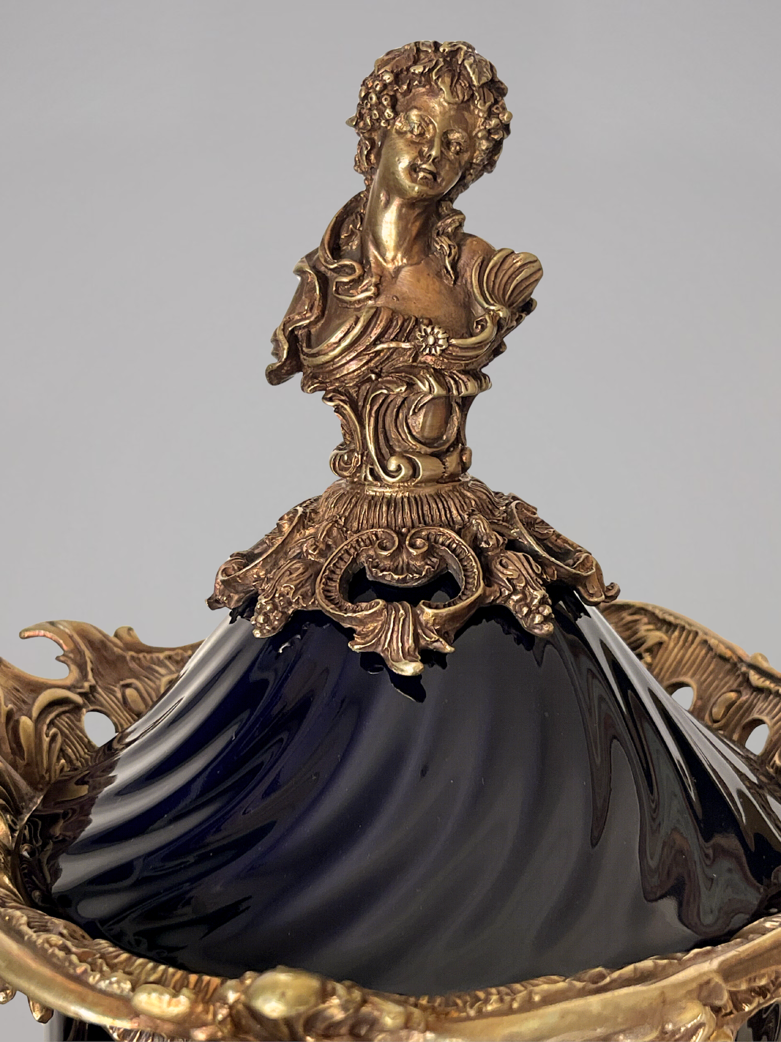 Grande urne couverte style Napoléon III en porcelaine noire et bronze – décor rocaille aux angelots – 49 cm