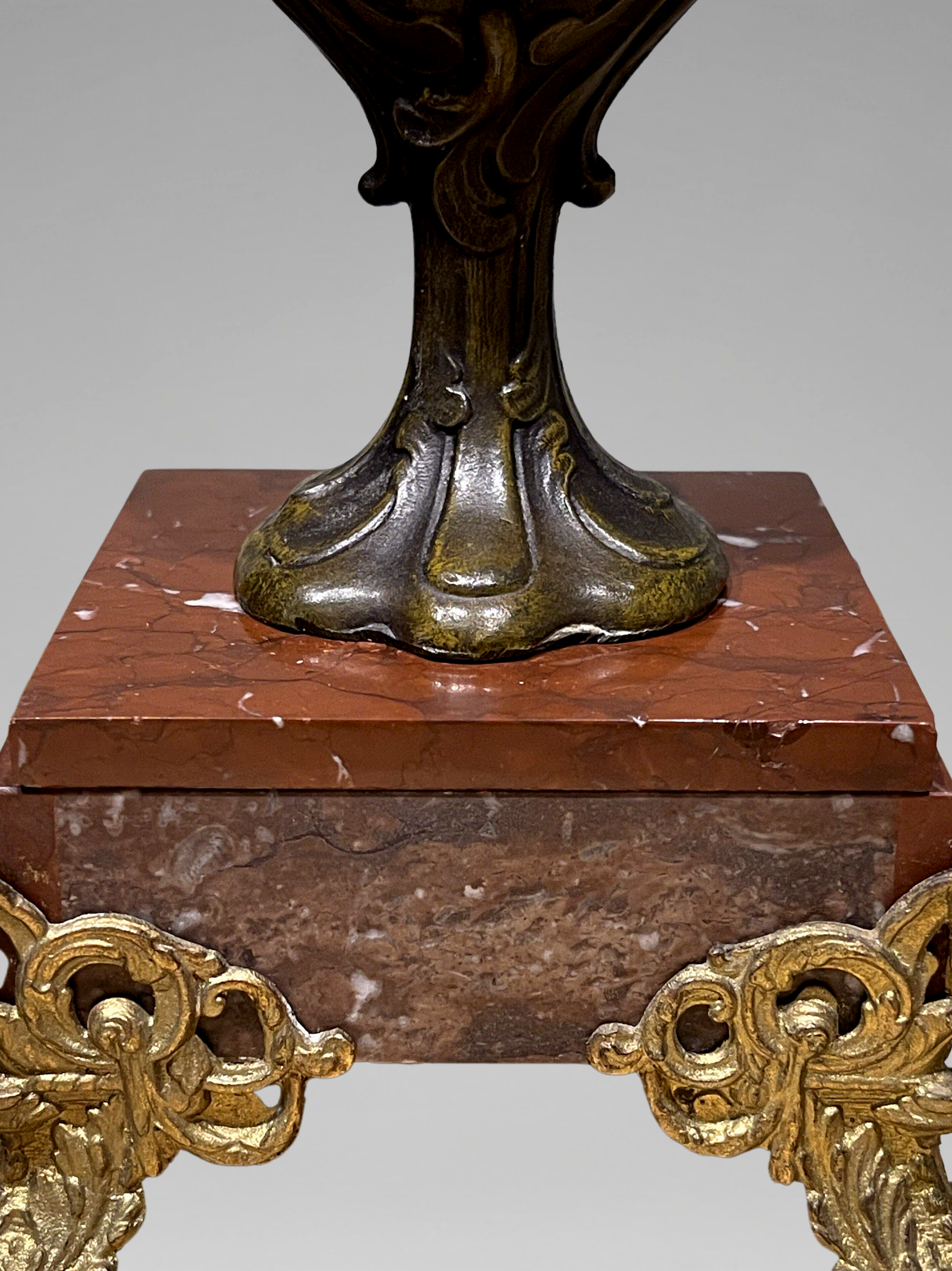 Grande garniture de cheminée Napoléon III en marbre rouge et régule patiné signée Guillemin – pendule & candélabres XIXe