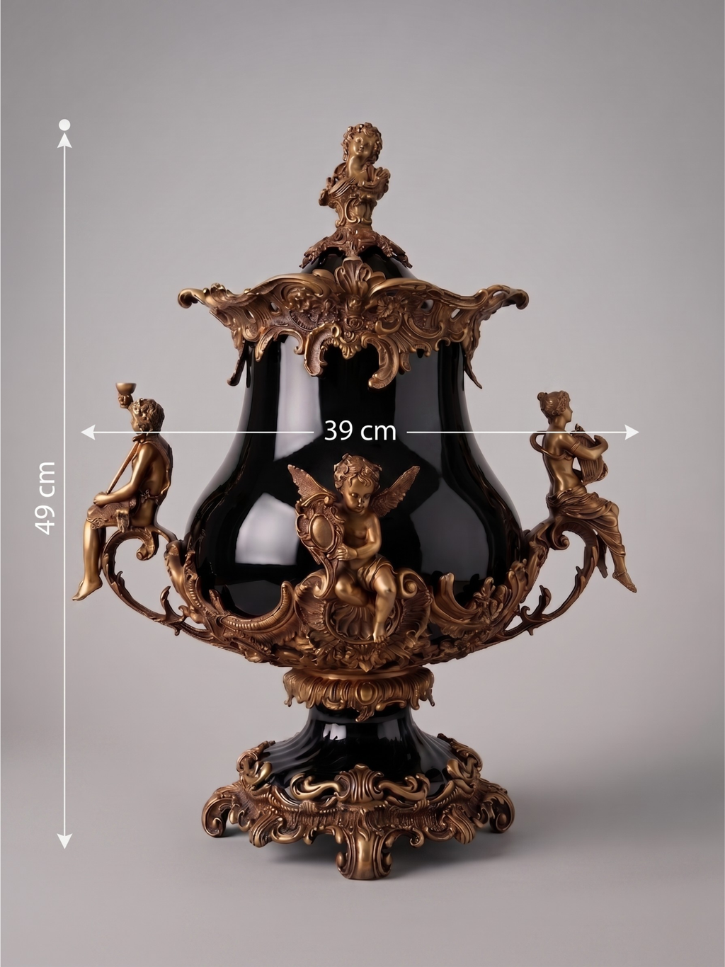 Grande urne couverte style Napoléon III en porcelaine noire et bronze – décor rocaille aux angelots – 49 cm