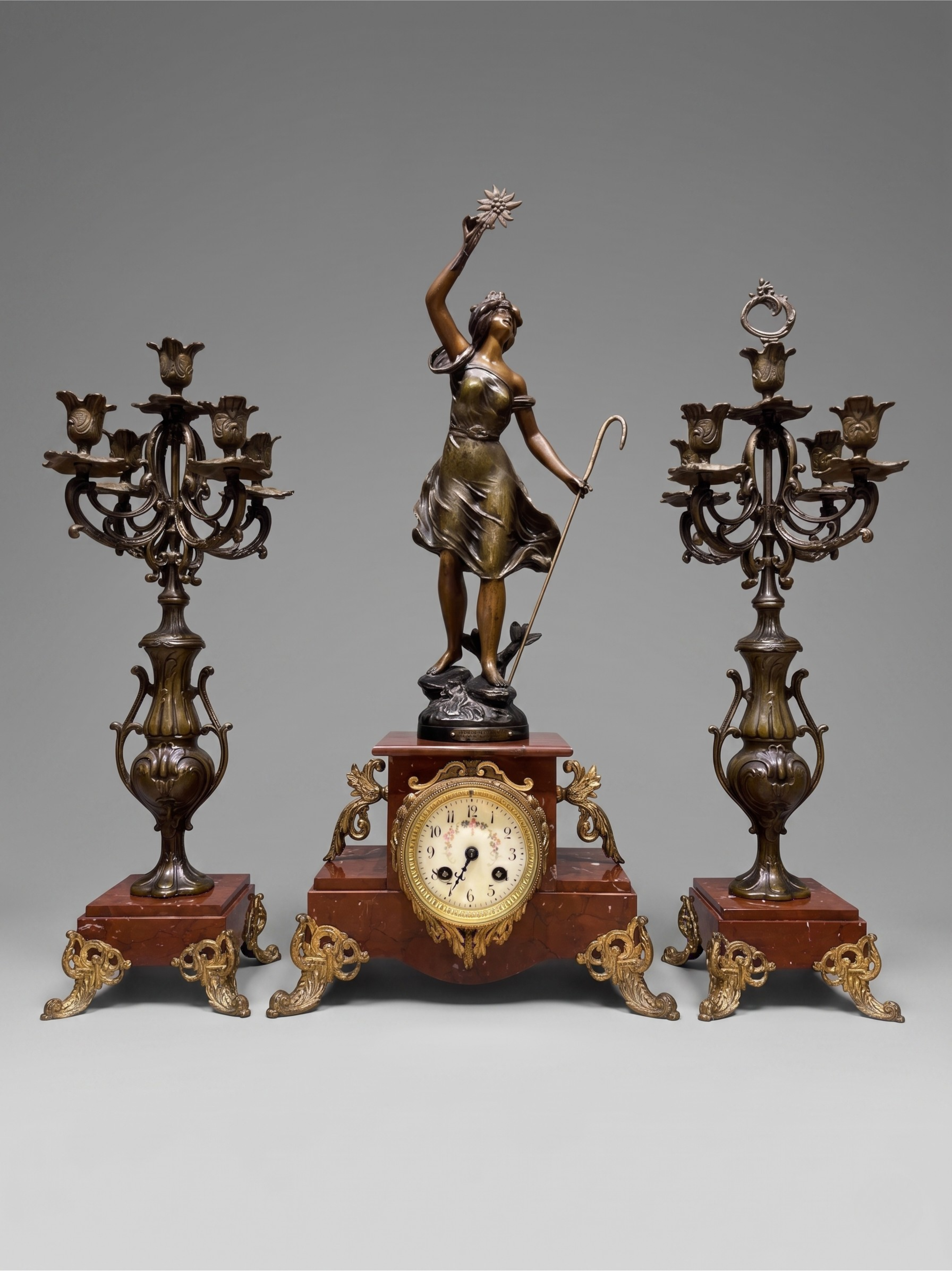 Grande garniture de cheminée Napoléon III en marbre rouge et régule patiné signée Guillemin – pendule & candélabres XIXe
