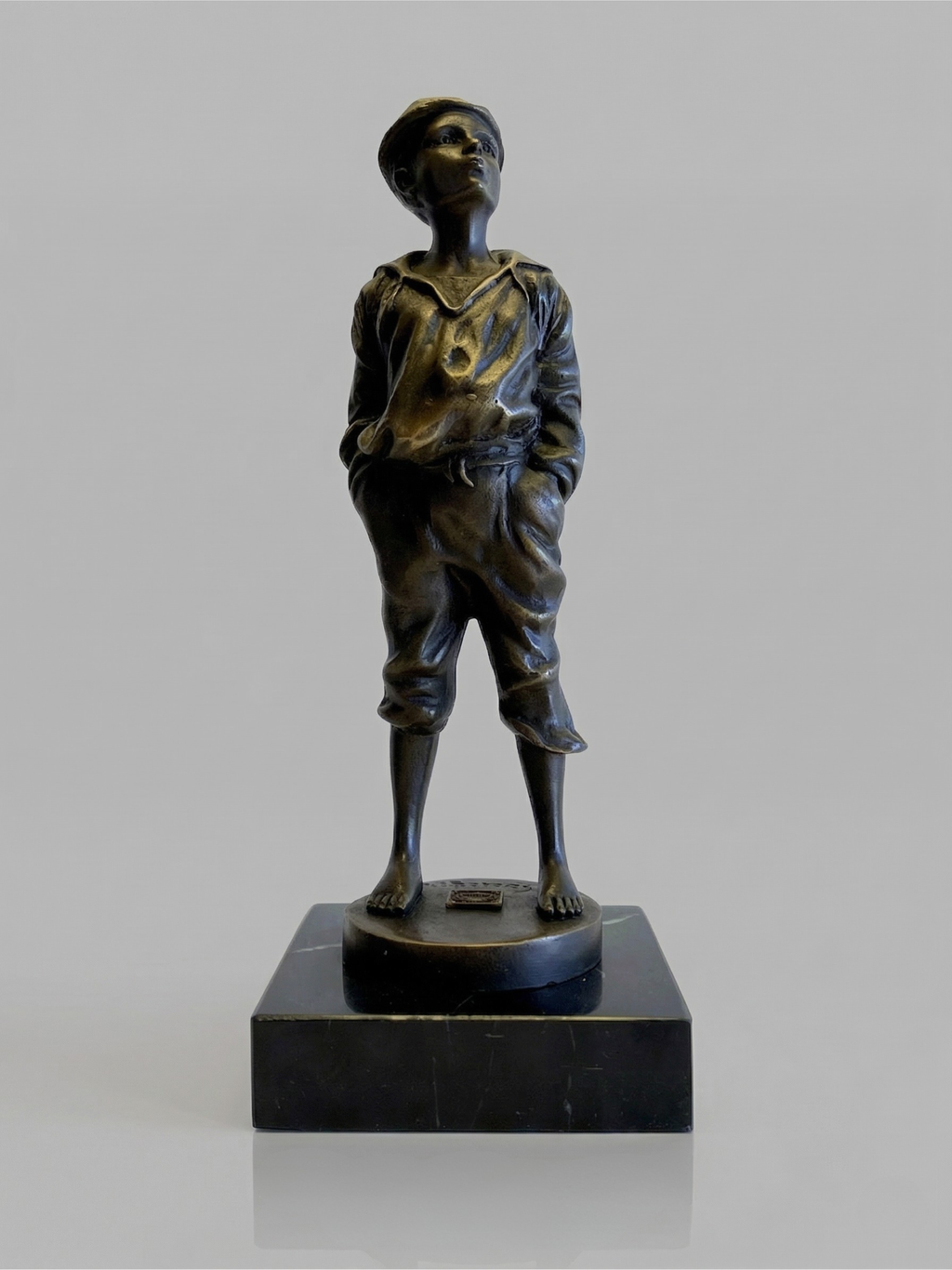 Bronzeskulptur – Pfeifender Schiffsjunge – Signiert V. Szczeblewski – 21cm