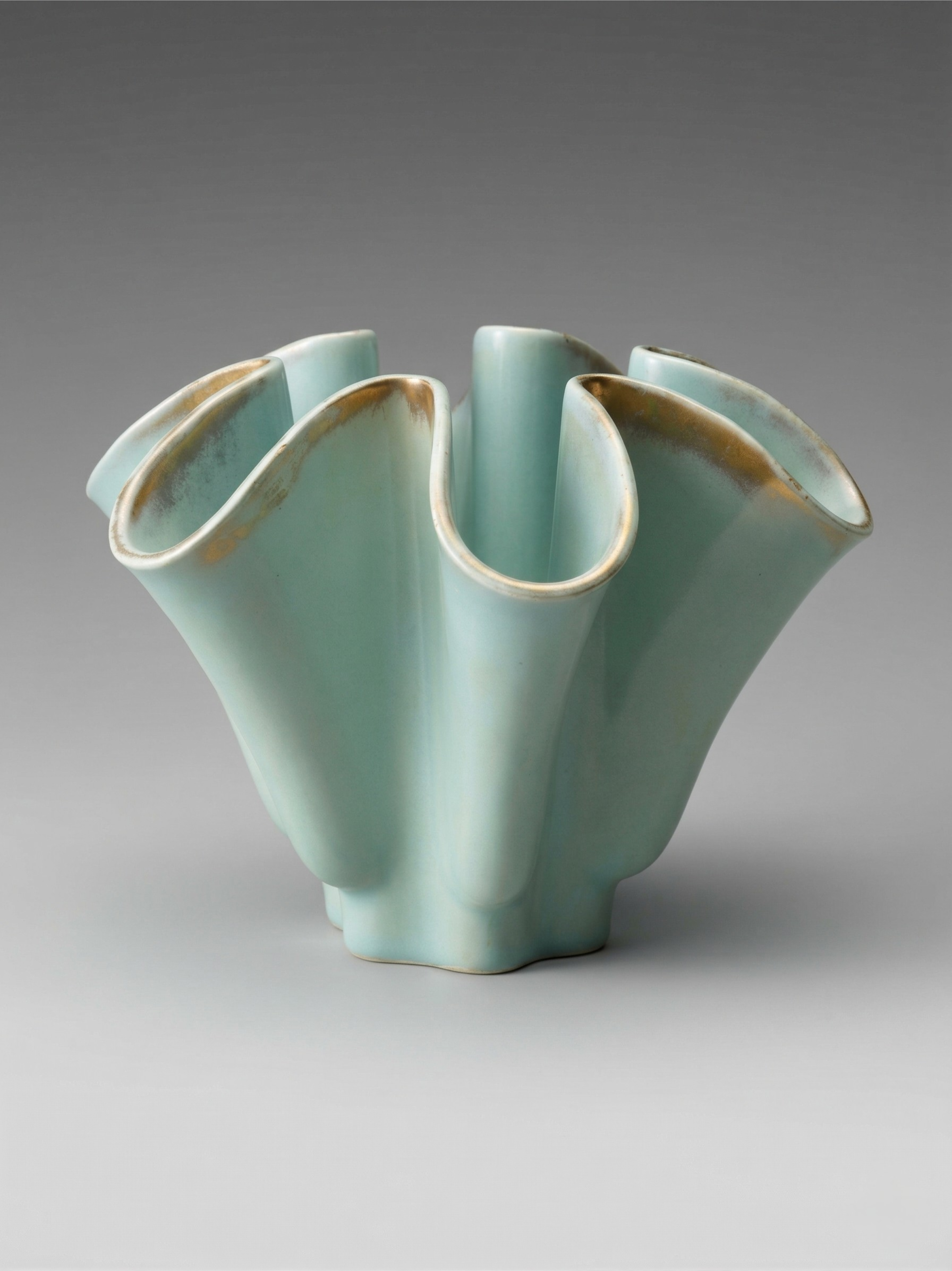 Keramikvase B. Letalle Saint-Clément – Modell 9005 – Seladongrün – skulpturales Design – 1950er/60er Jahre – 17 cm