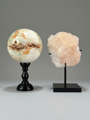 Duo décoratif — Sphère en calcite bandée (onyx marbre) & cristal de calcite sur socles