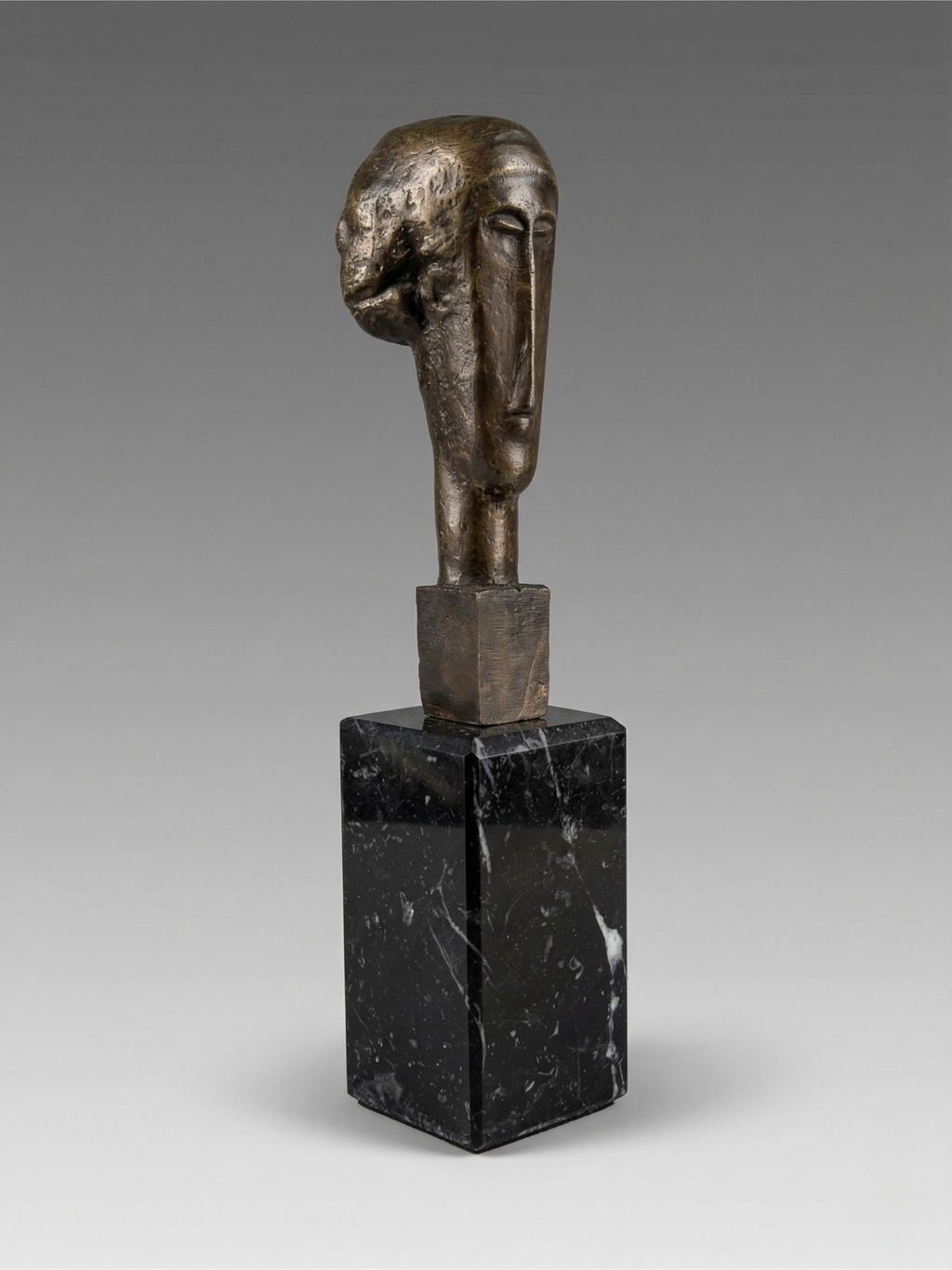 Moderne Bronzeplastik, patiniert – stilisierter Kopf im Stil von Modigliani auf schwarzem Marmorsockel – 25 cm