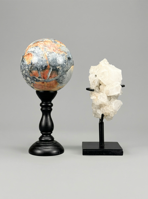Duo décoratif — Sphère en jaspe Maligano & amas de quartz sur socles