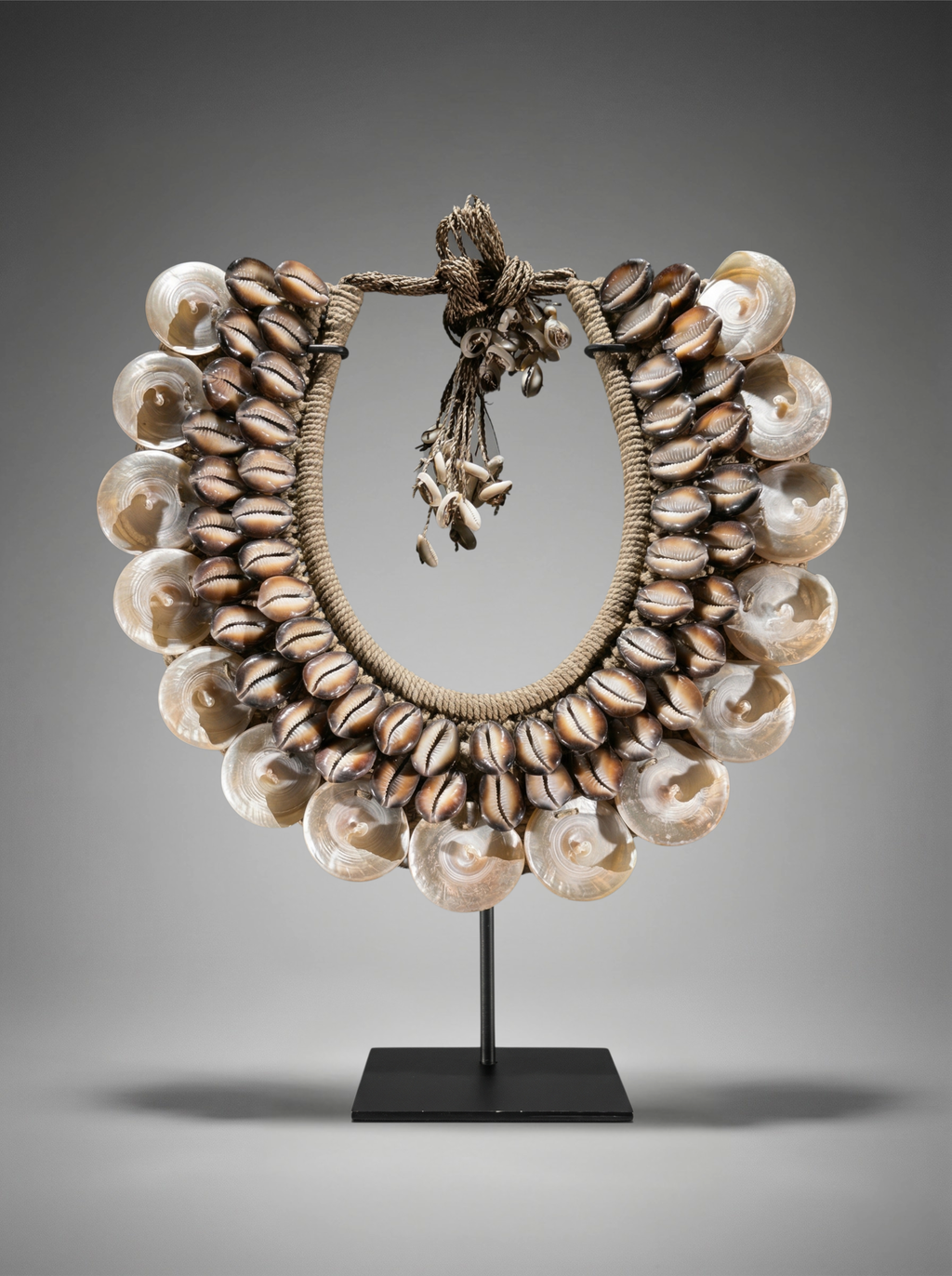 Dekoratives ethnisches Muschelornament – Ozeanien – 40 cm
