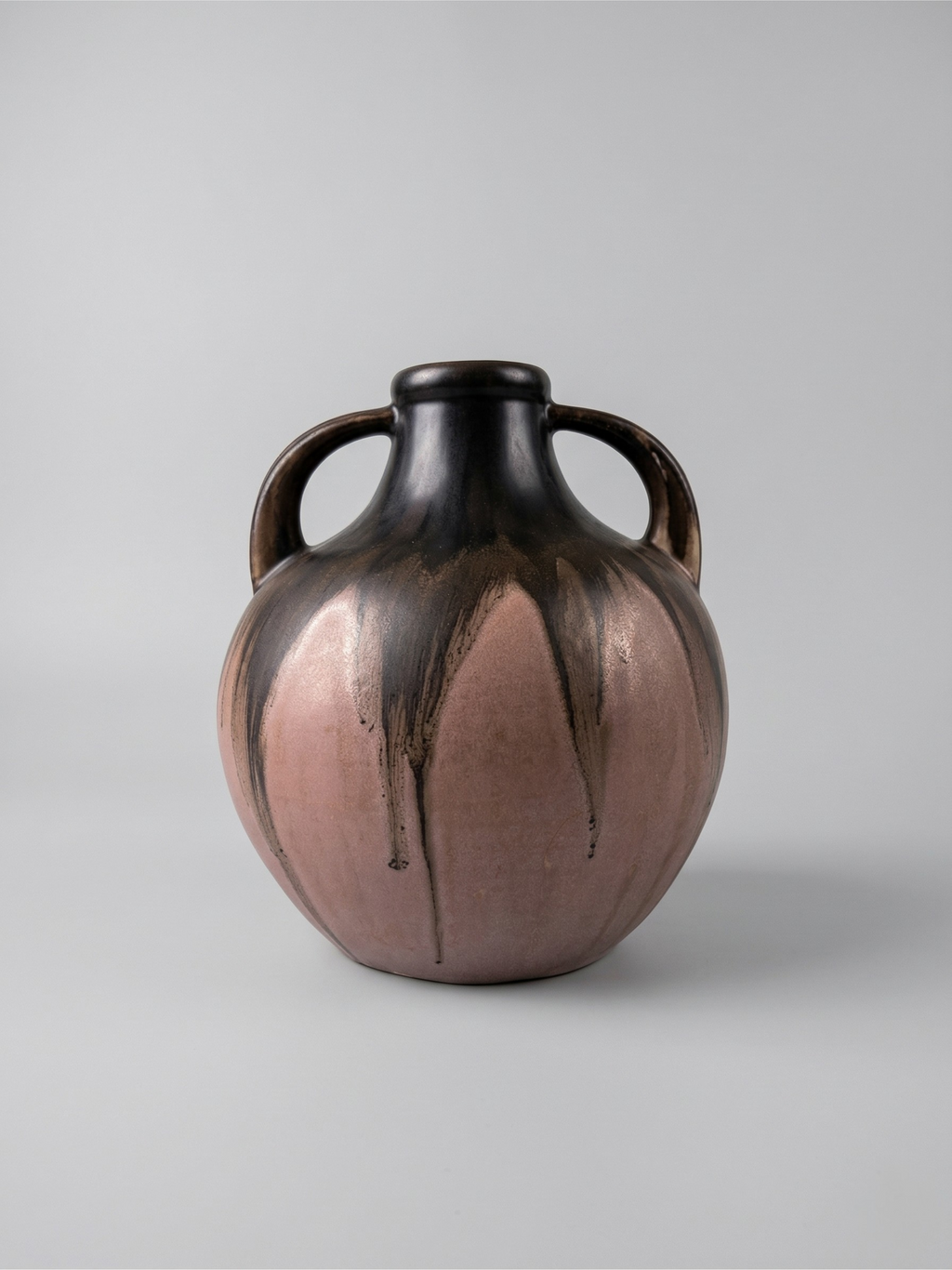 Vase en grès signé Méténier, double anse, émail flammé rose et noir – 22 cm