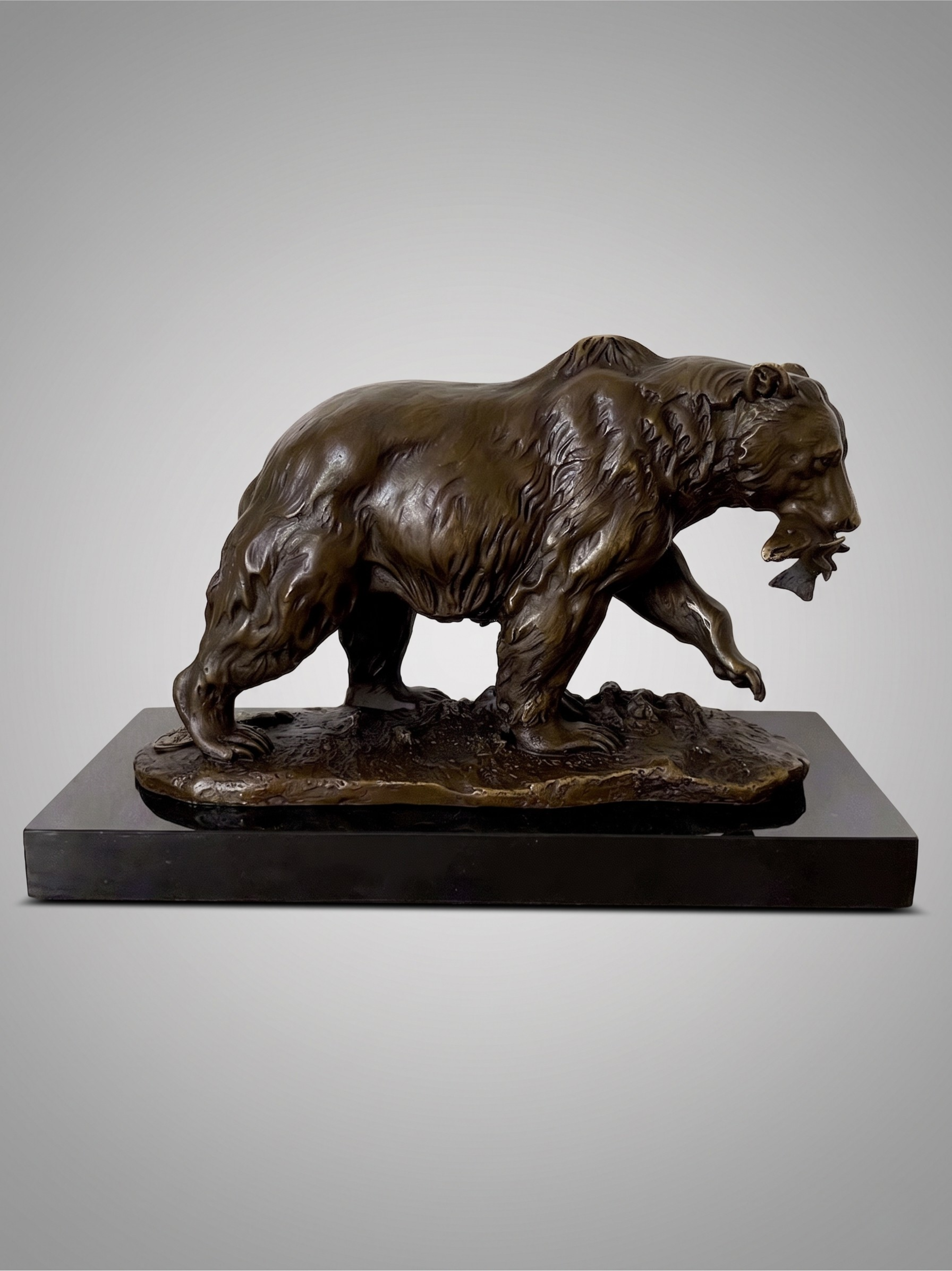 Sculpture animalière d’ours au poisson en bronze patiné signée Milo sur socle noir – style XIXe