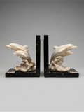 Paire de serre-livres dauphins – Résine imitation ivoire & base marbre – Style Art Déco