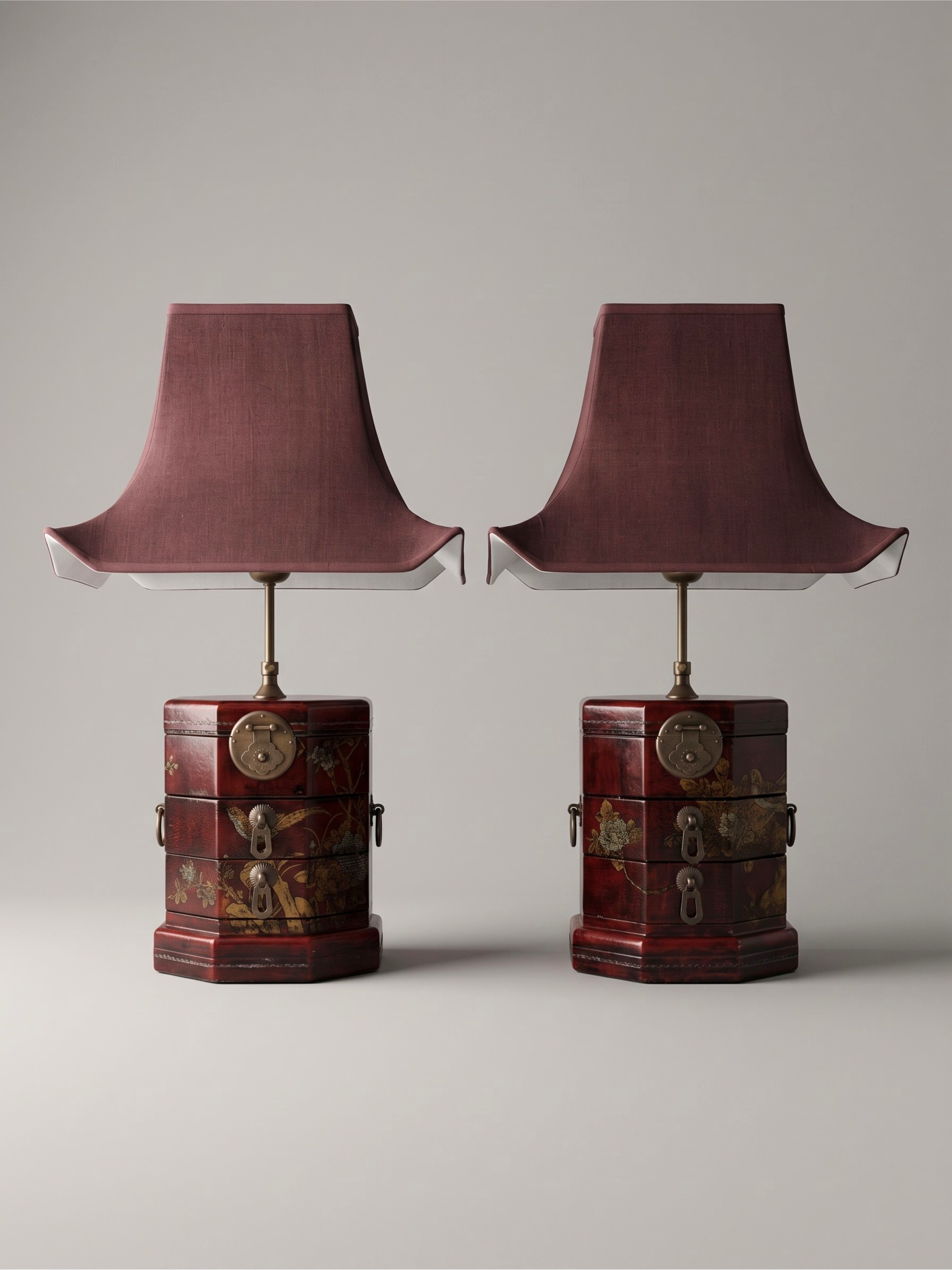 Paar Lampen in einem lackierten Kasten im asiatischen Stil, polychromes Dekor und Messing – 63 cm