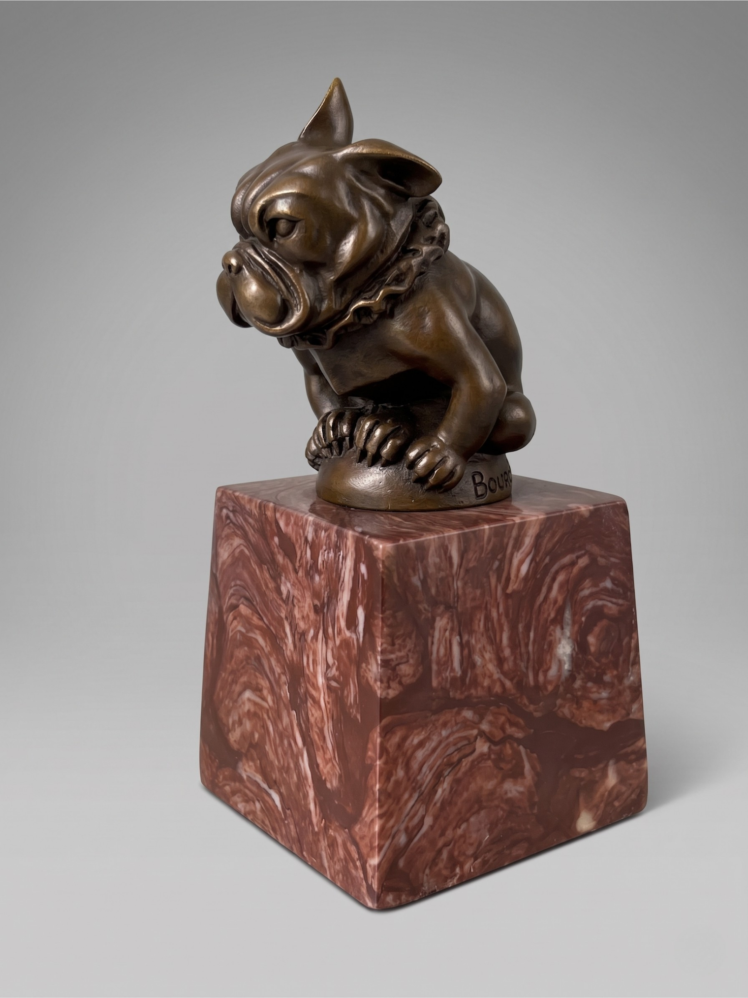 Sculpture de bouledogue en bronze patiné after Bourcart, sur socle en marbre