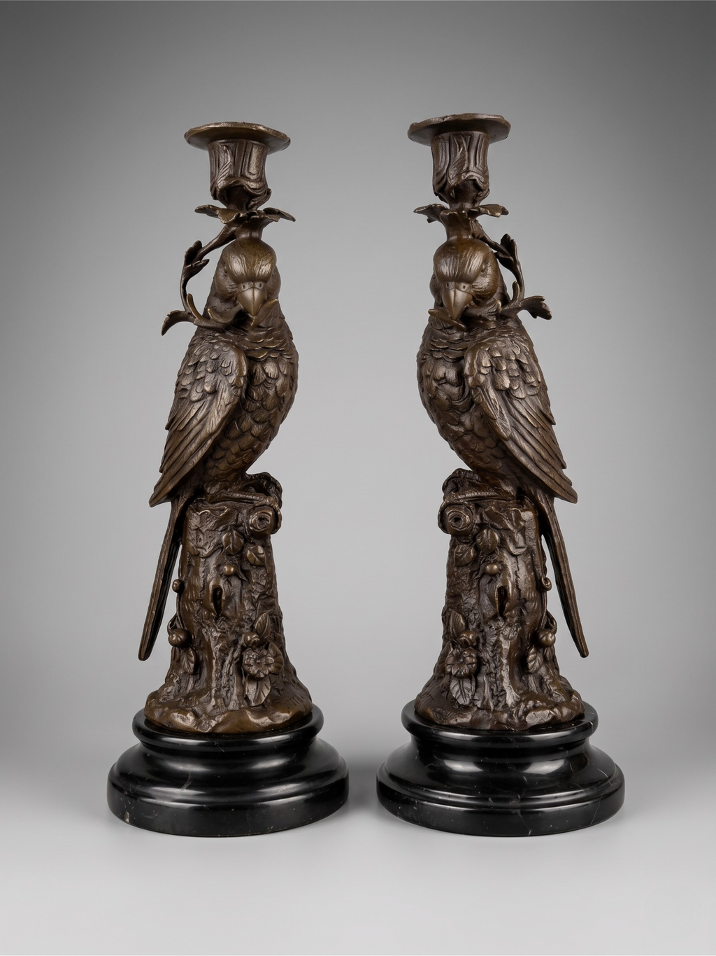 Paire de bougeoirs aux perroquets en bronze patiné sur socles noirs – Style Napoléon III / XIXe
