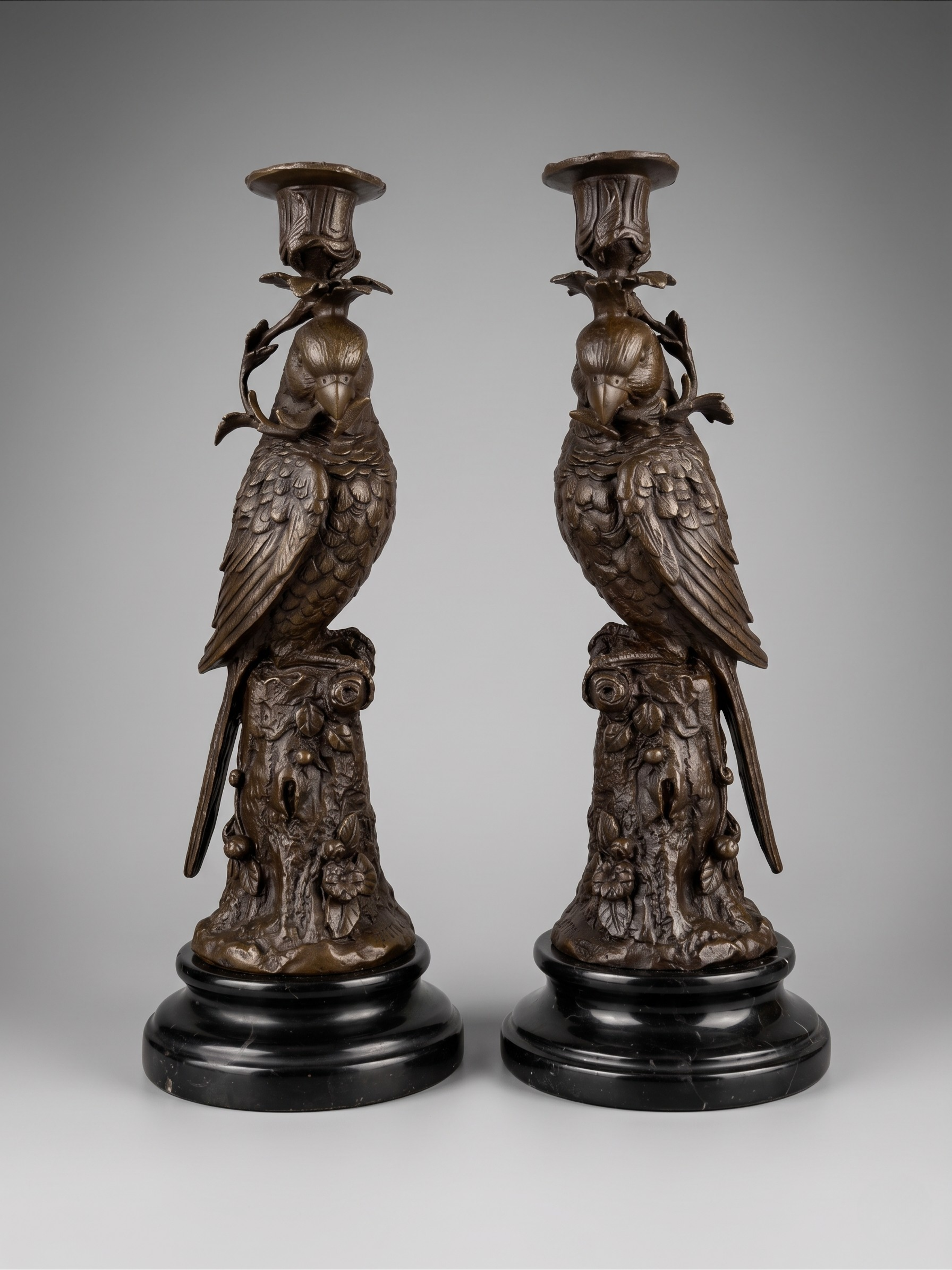 Paire de bougeoirs aux perroquets en bronze patiné sur socles noirs – Style Napoléon III / XIXe