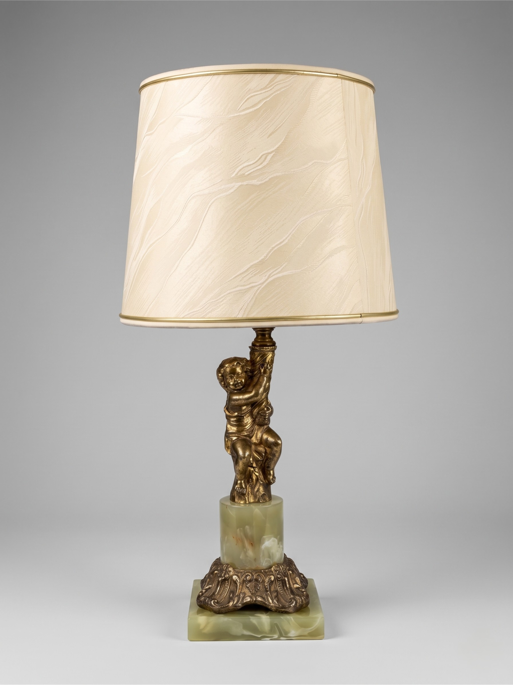 Tischleuchte im Louis XVI-Stil mit Putto aus vergoldetem Metall und Onyx-Effekt-Sockel – 48 cm