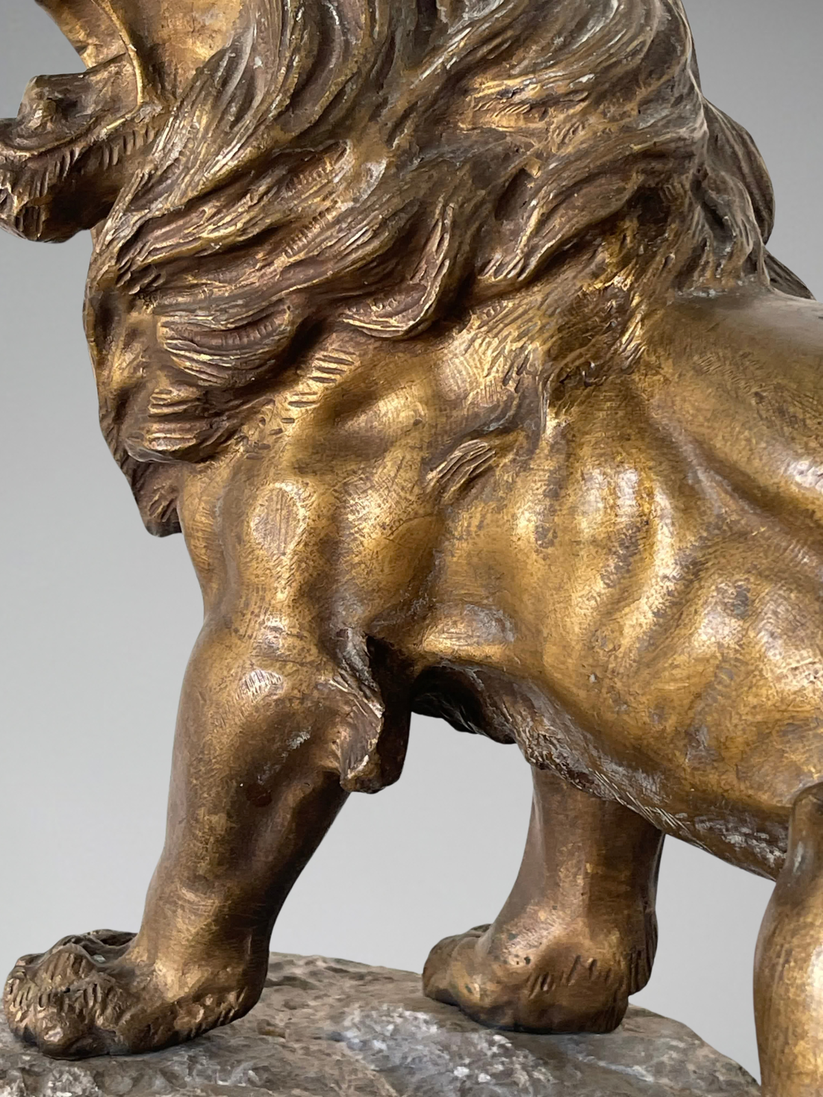 KRAKOWKI — Lion rugissant sur son rocher, importante sculpture en bronze d'art et roche (28,3 kg)