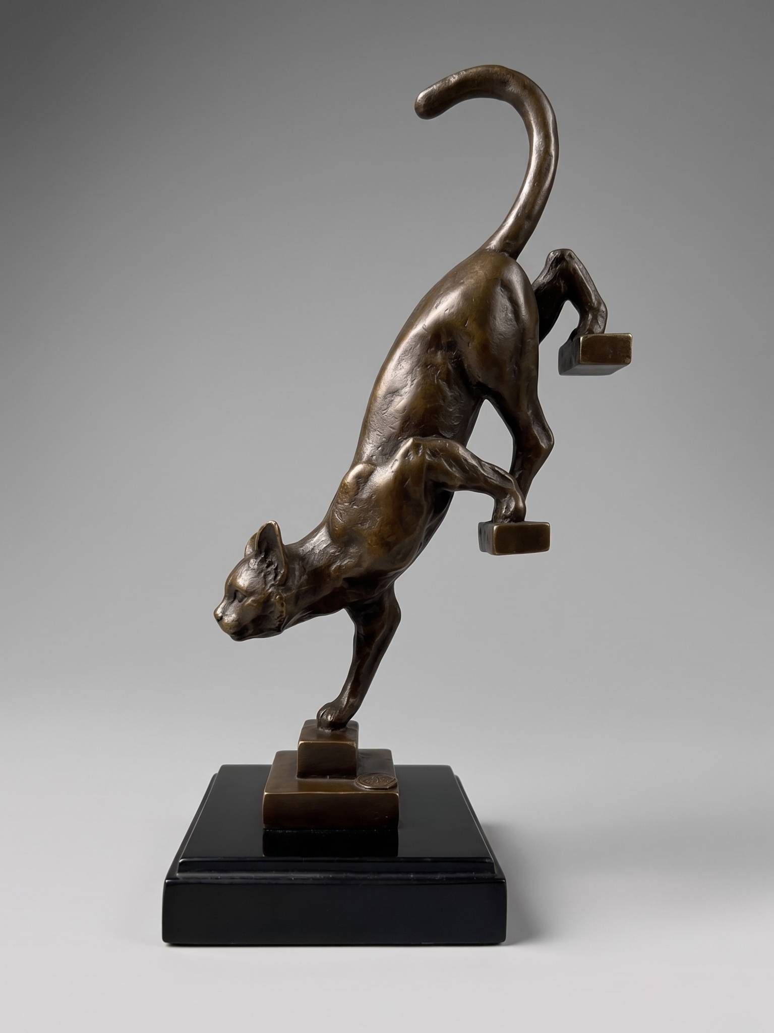 Bronze d’après De Coux – Chat descendant un escalier – Sculpture animalière XXᵉ - 29 cm