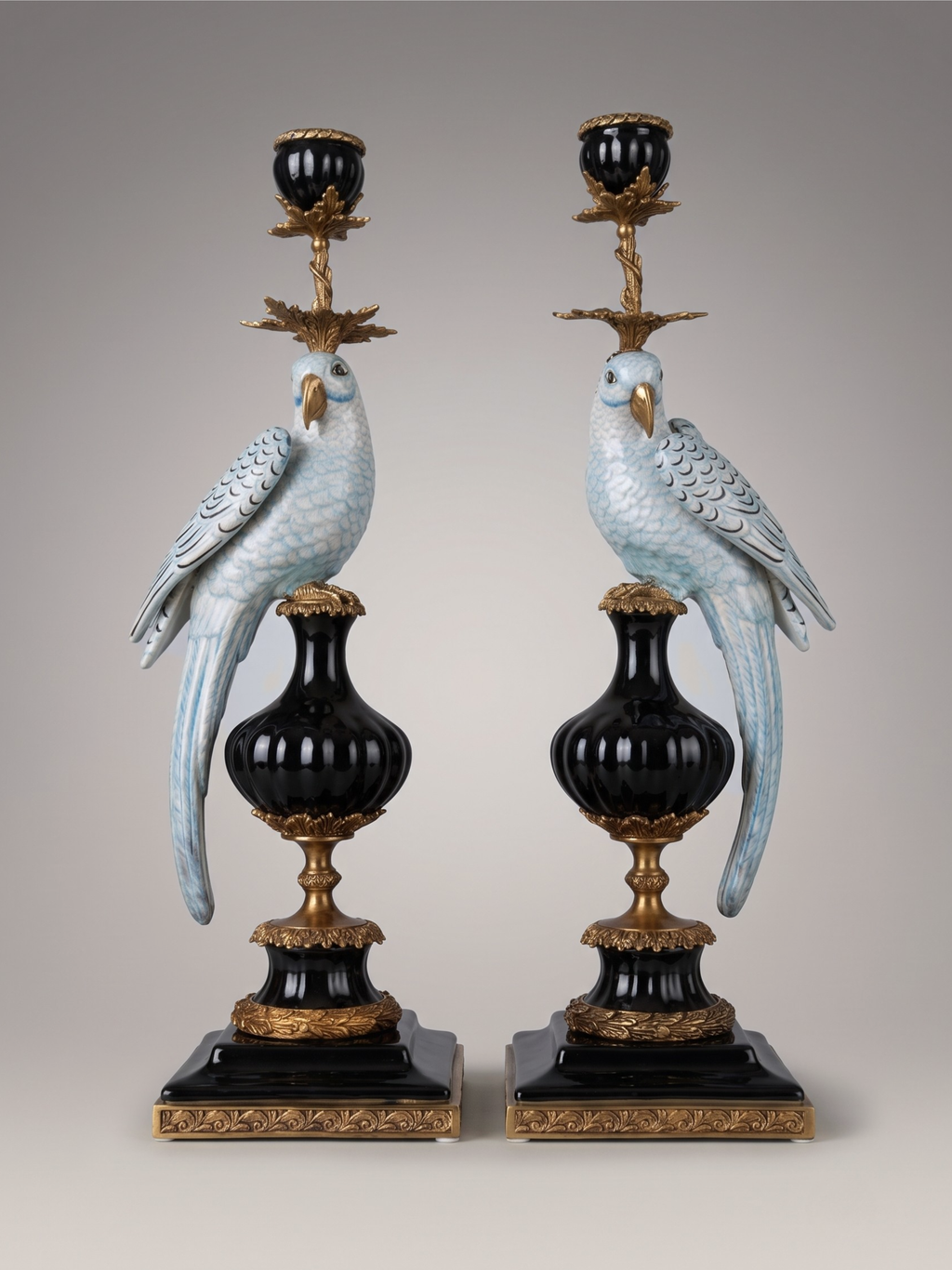 Paire de grands bougeoirs aux perroquets en porcelaine craquelée bleu ciel et bronze doré, dans un élégant goût néoclassique inspiré du style Louis XVI