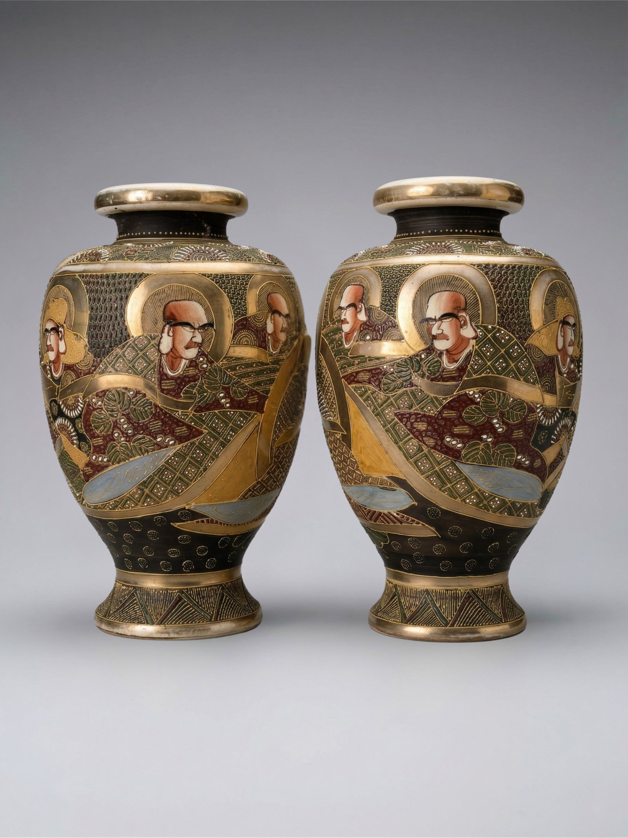 Paar japanische Satsuma-Vasen, frühes 20. Jahrhundert – polychromes und vergoldetes Dekor mit Figuren – Ateliersignatur – 31 cm