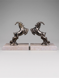 Serre-livres Art Déco bouquetins en régule patiné sur socle marbre taupe – paire années 1930
