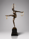Sculpture Art déco de danseuse aux anneaux en bronze patiné sur socle effet marbre noir – signée Duvernet – 58 cm
