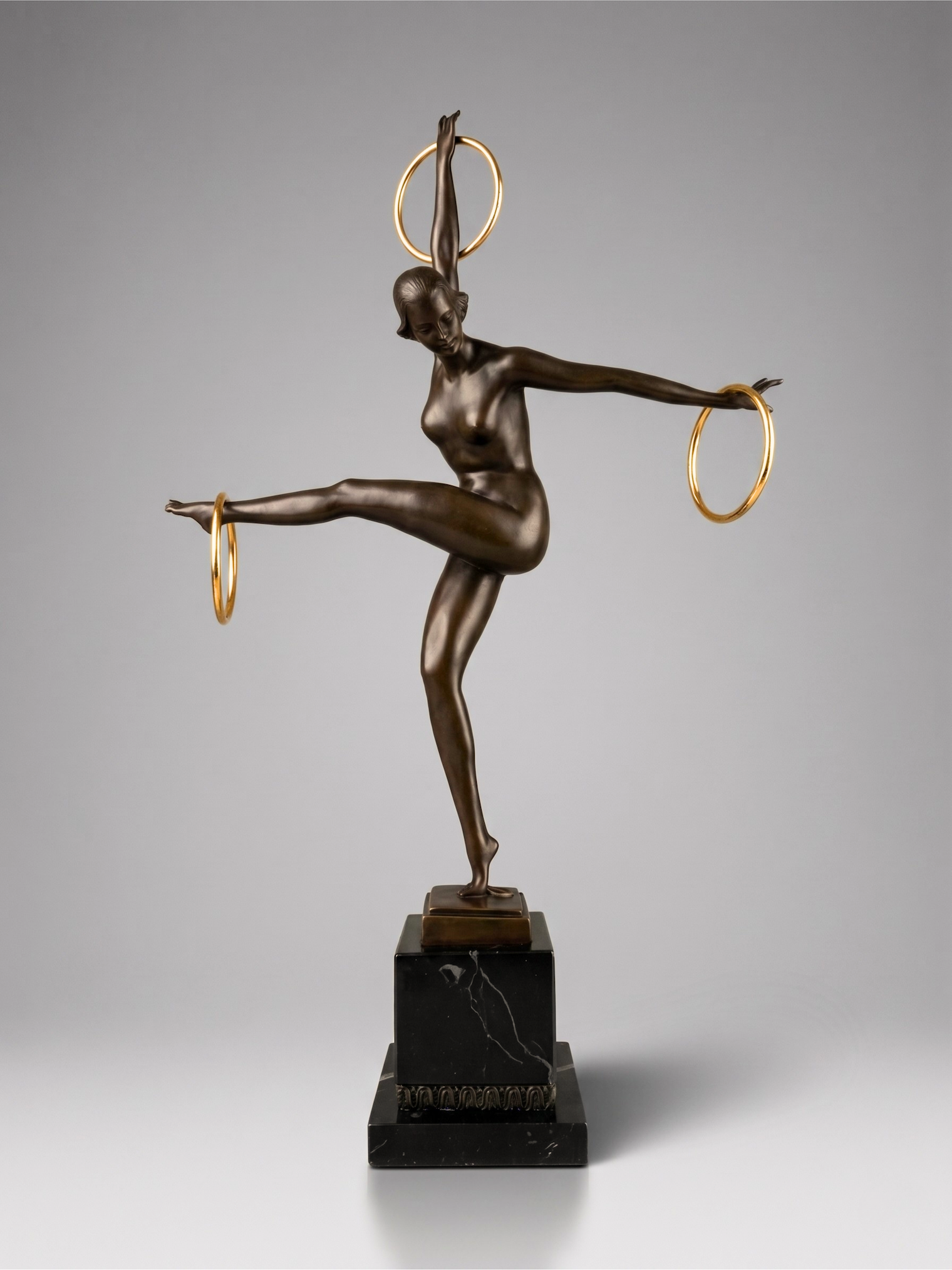 Sculpture Art déco de danseuse aux anneaux en bronze patiné sur socle effet marbre noir – signée Duvernet – 58 cm
