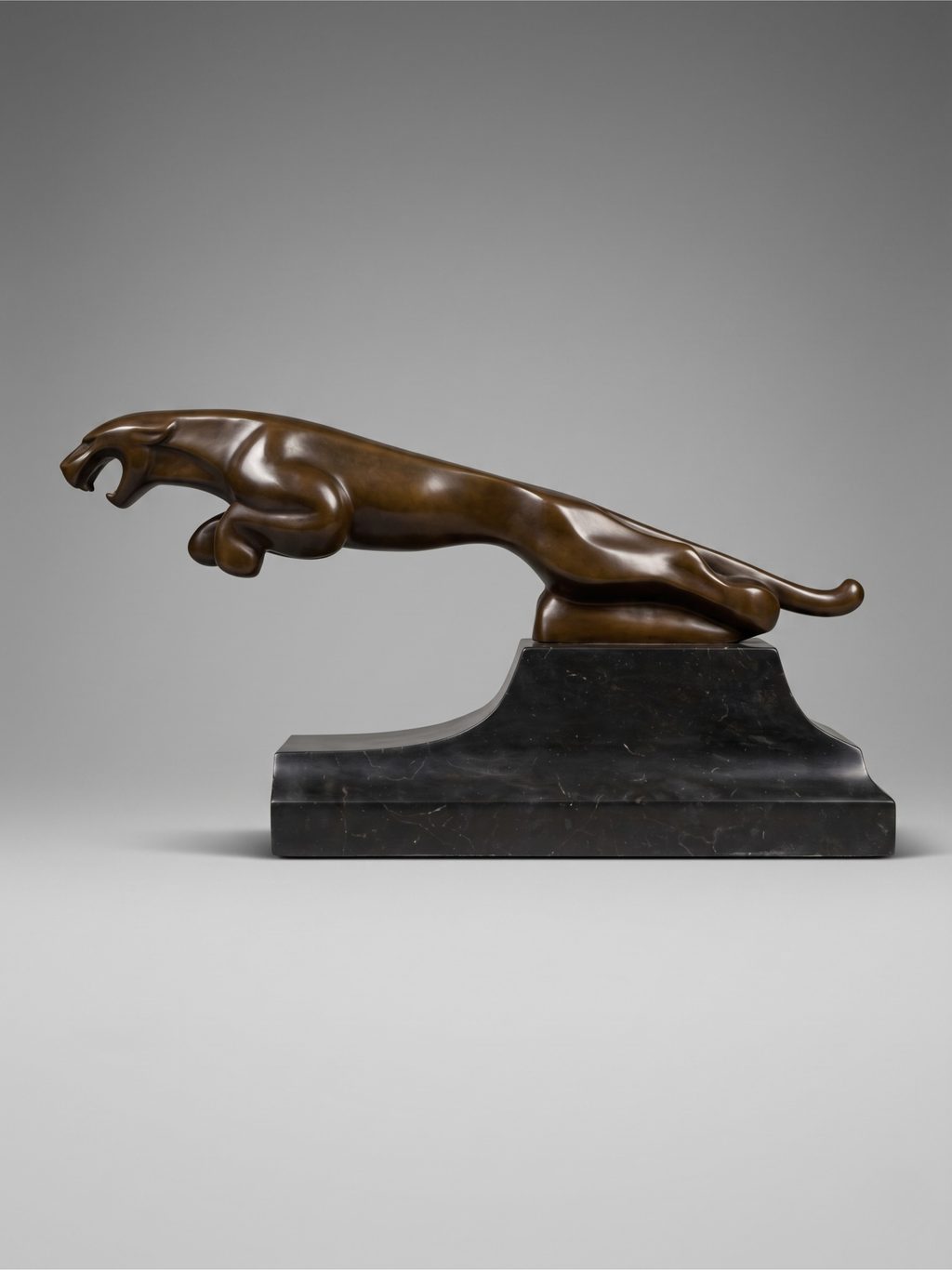Grande sculpture Jaguar Art Déco en bronze patiné sur socle noir architectural – 64 cm – JB Déposé Paris