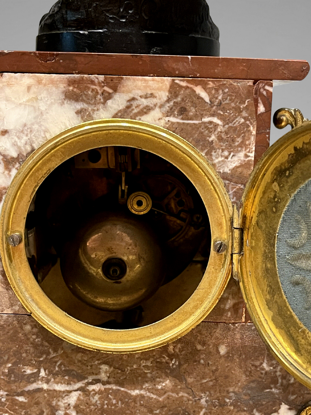 Grande garniture de cheminée Napoléon III en marbre rouge et régule patiné signée Guillemin – pendule & candélabres XIXe