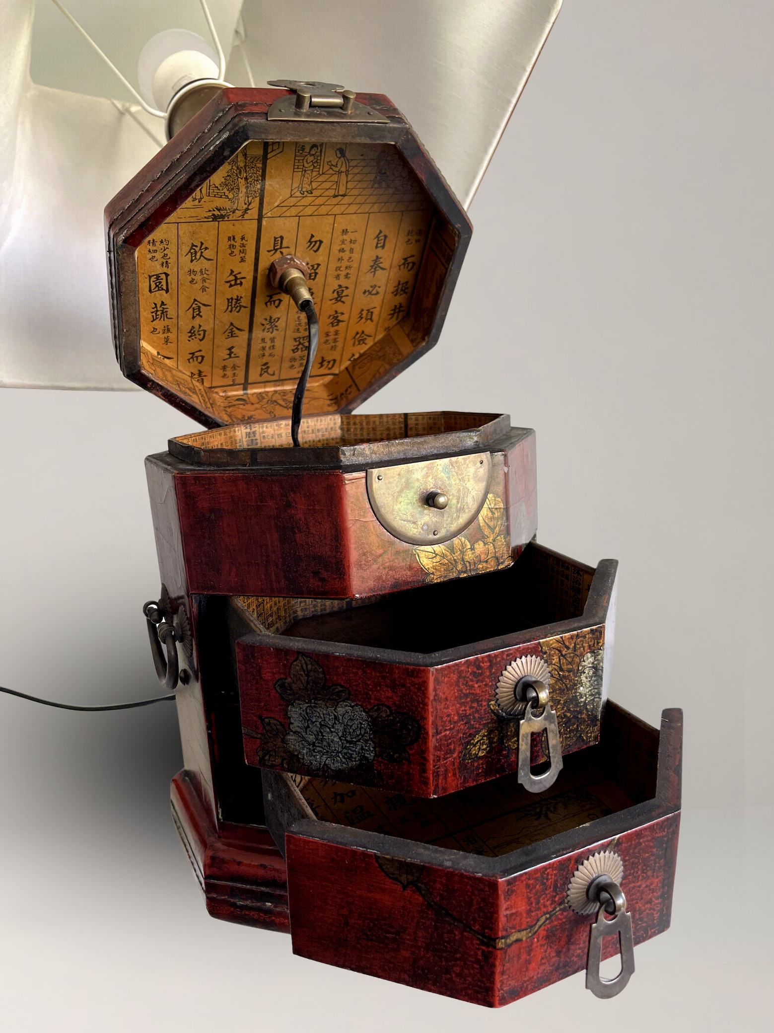 Paar Lampen in einem lackierten Kasten im asiatischen Stil, polychromes Dekor und Messing – 63 cm