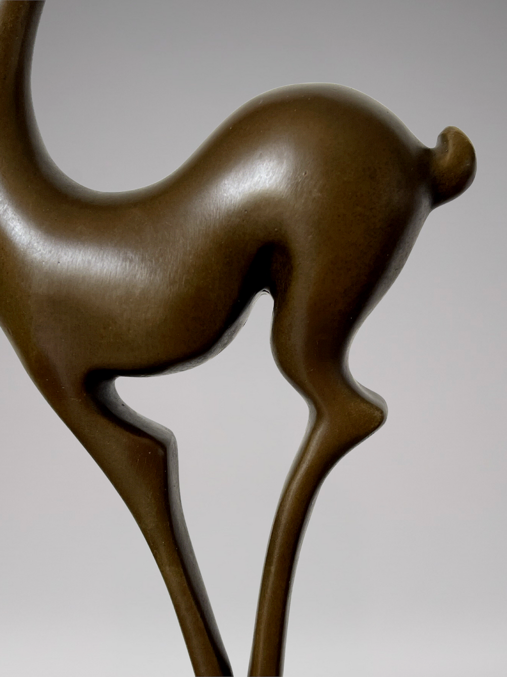 Sculpture de cerf Art Déco en bronze patiné signé Coenrad sur socle effet marbre - 40 cm