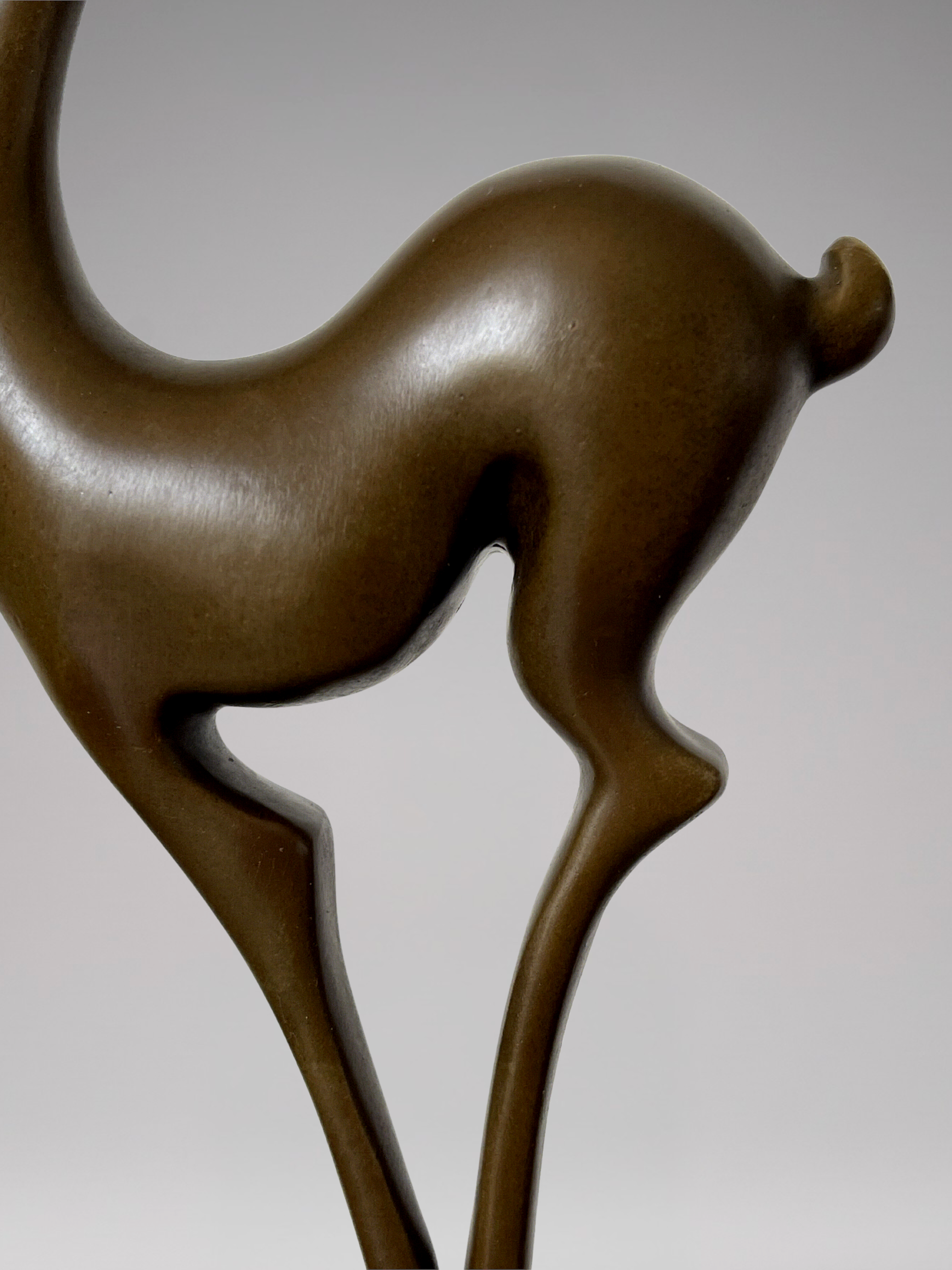 Sculpture de cerf Art Déco en bronze patiné signé Coenrad sur socle effet marbre - 40 cm