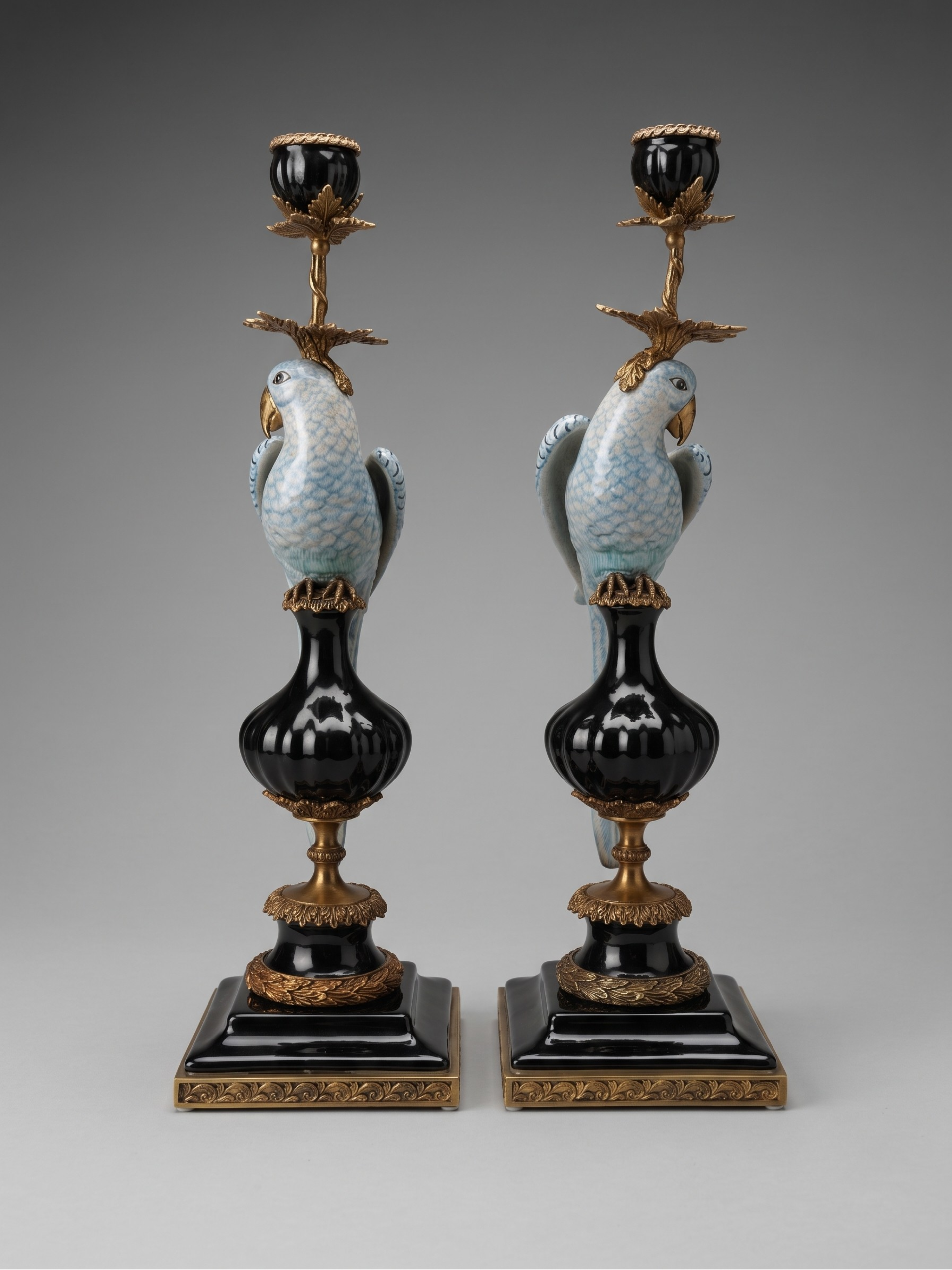 Paire de grands bougeoirs aux perroquets en porcelaine craquelée bleu ciel et bronze doré, dans un élégant goût néoclassique inspiré du style Louis XVI