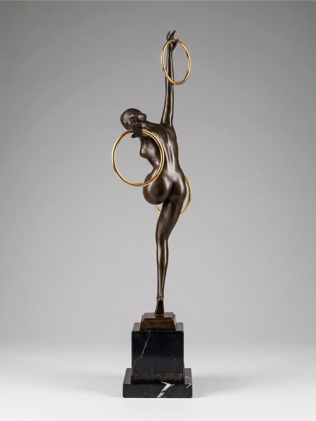Sculpture Art déco de danseuse aux anneaux en bronze patiné sur socle effet marbre noir – signée Duvernet – 58 cm