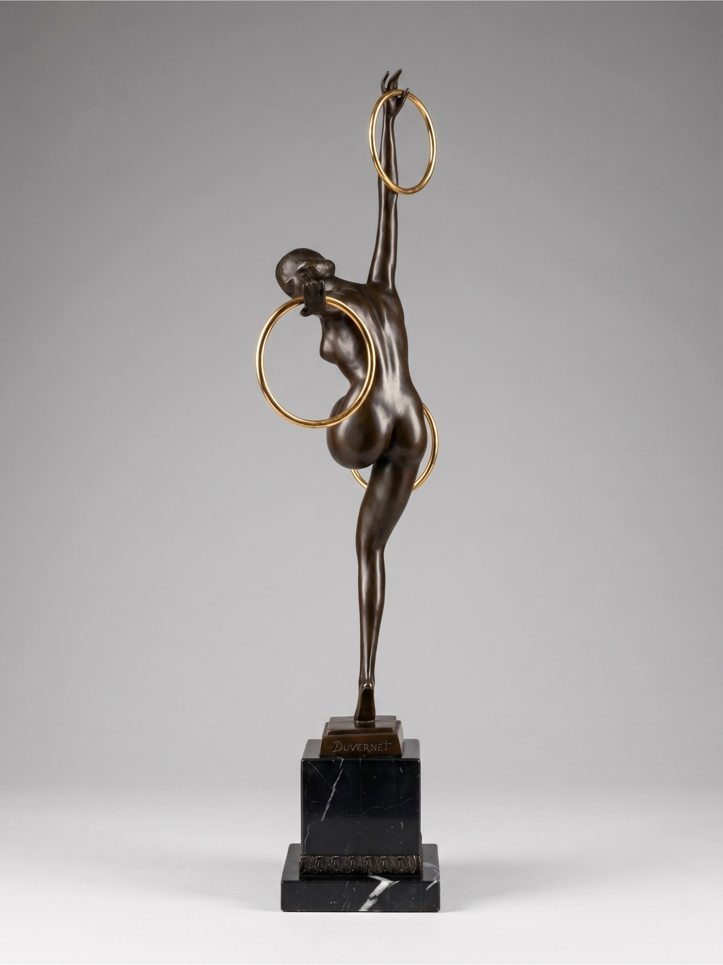 Sculpture Art déco de danseuse aux anneaux en bronze patiné sur socle effet marbre noir – signée Duvernet – 58 cm