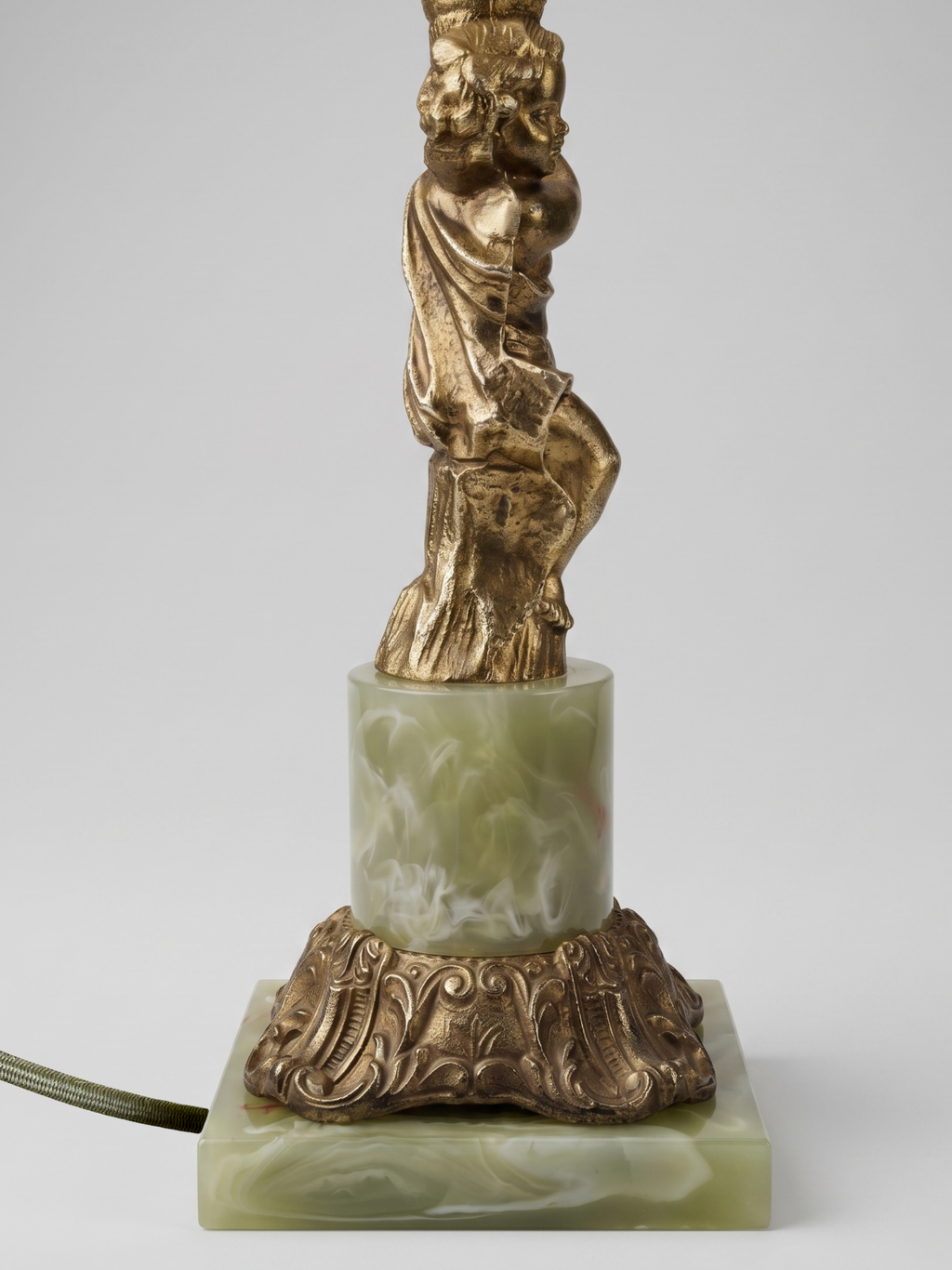 Tischleuchte im Louis XVI-Stil mit Putto aus vergoldetem Metall und Onyx-Effekt-Sockel – 48 cm
