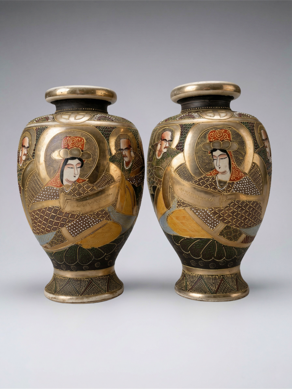 Paar japanische Satsuma-Vasen, frühes 20. Jahrhundert – polychromes und vergoldetes Dekor mit Figuren – Ateliersignatur – 31 cm