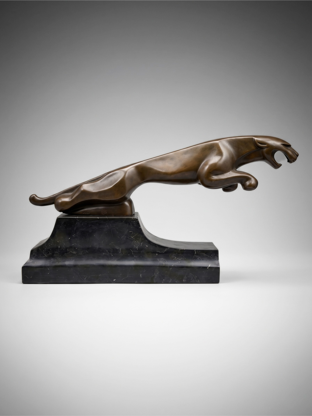Grande sculpture Jaguar Art Déco en bronze patiné sur socle noir architectural – 64 cm – JB Déposé Paris