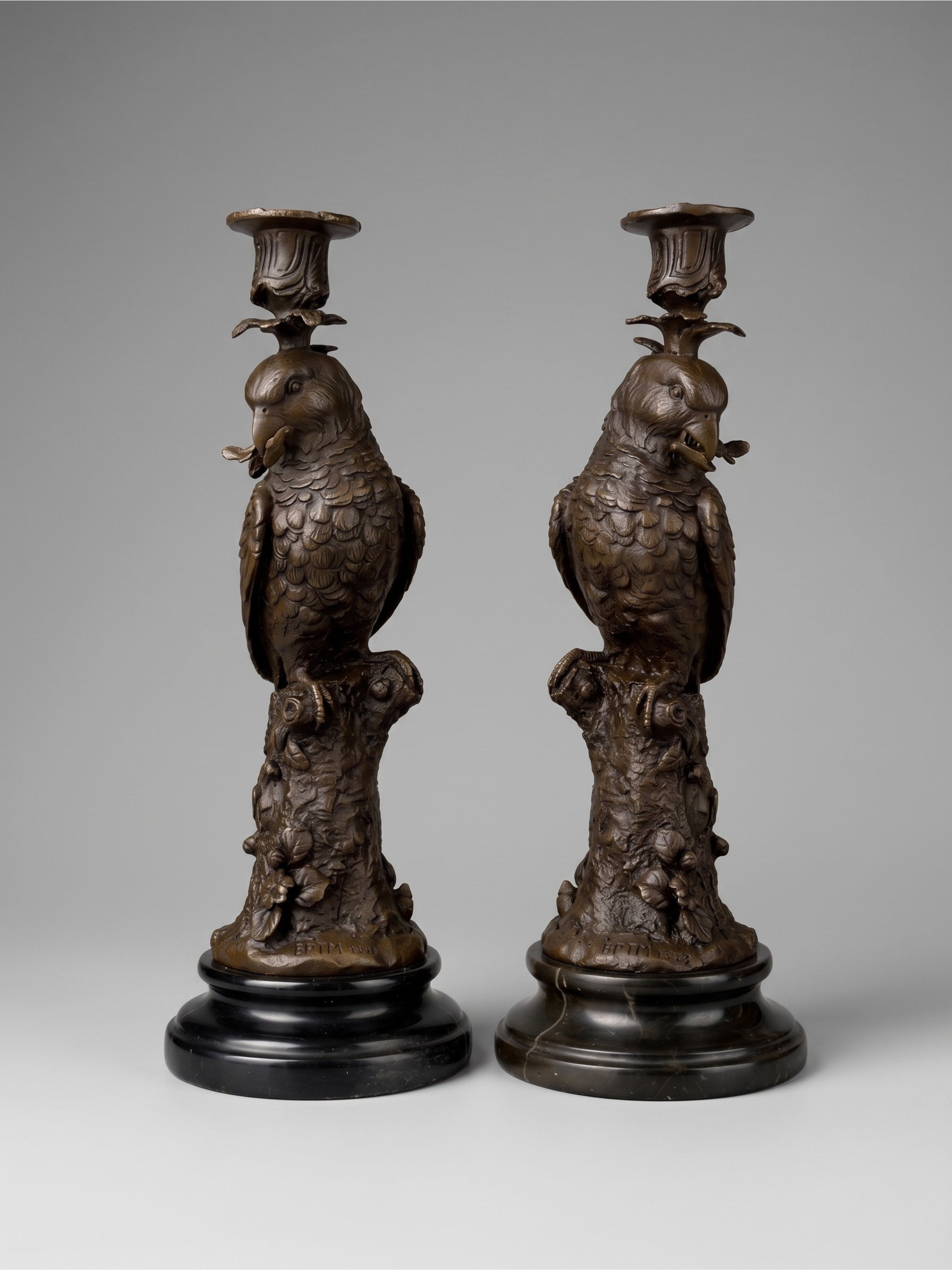 Paire de bougeoirs aux perroquets en bronze patiné sur socles noirs – Style Napoléon III / XIXe