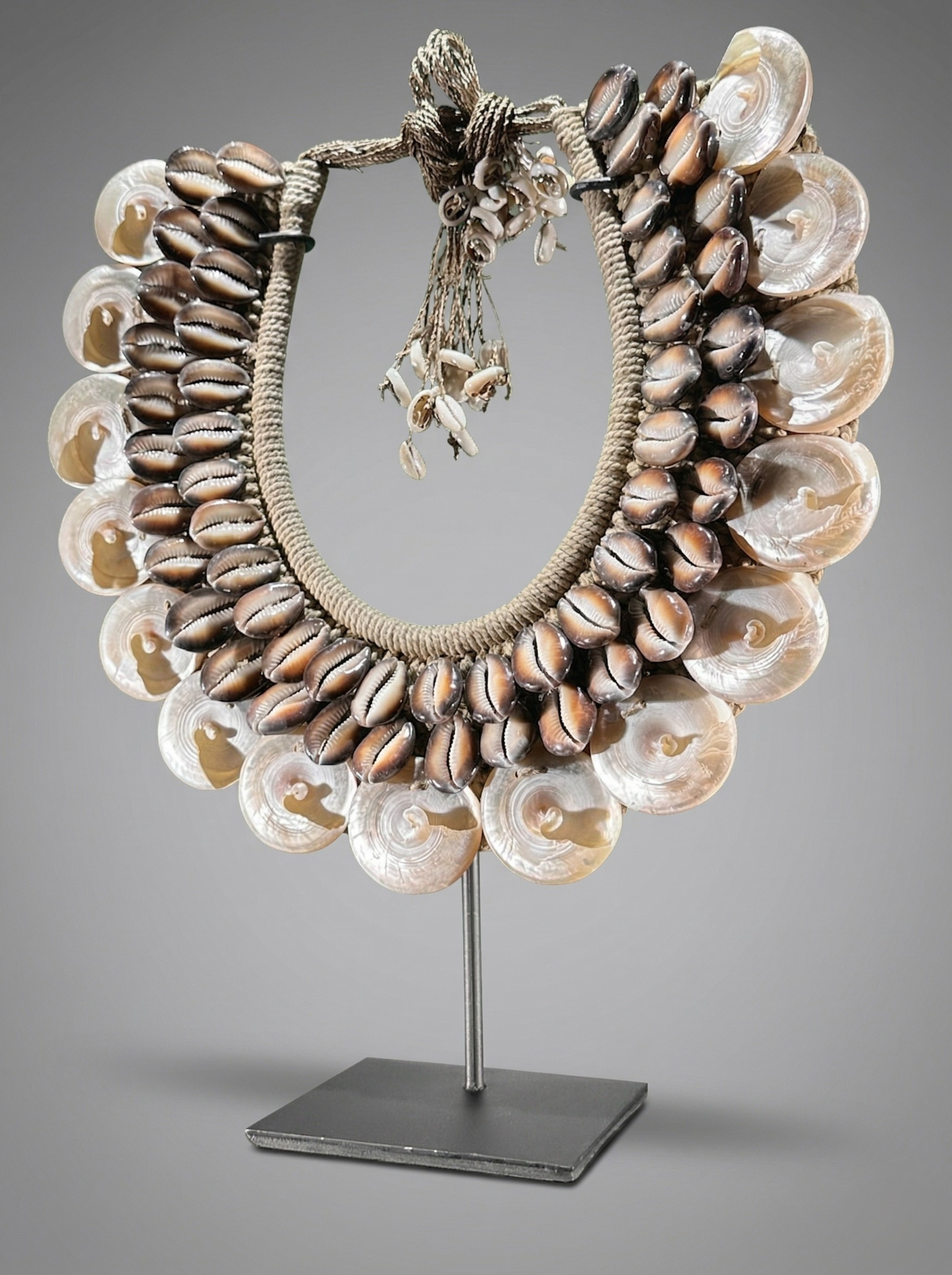 Dekoratives ethnisches Muschelornament – Ozeanien – 40 cm