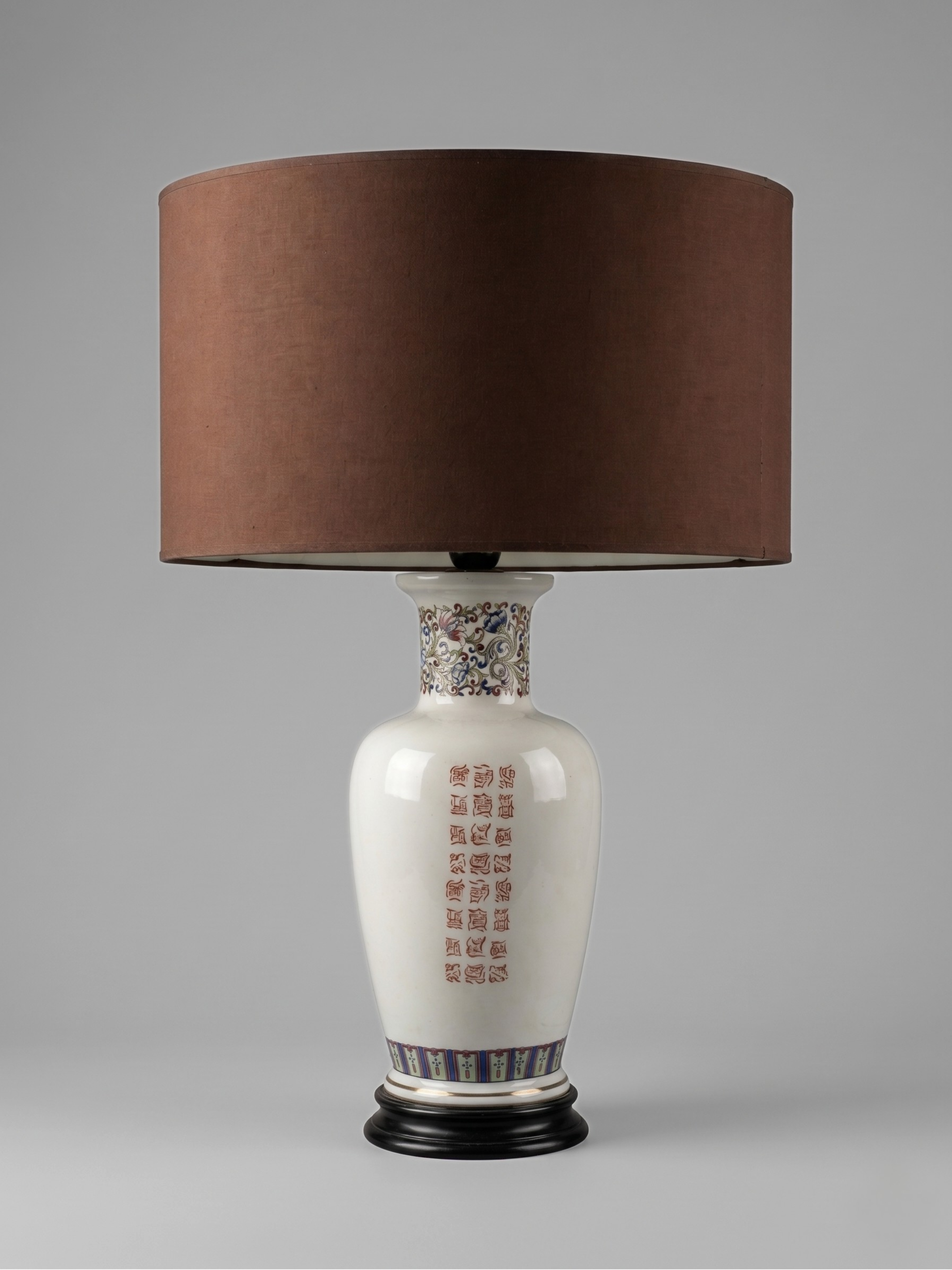 Large ceramic lamp signed V.V. Carraresi, inspired by traditional Chinese motifs.