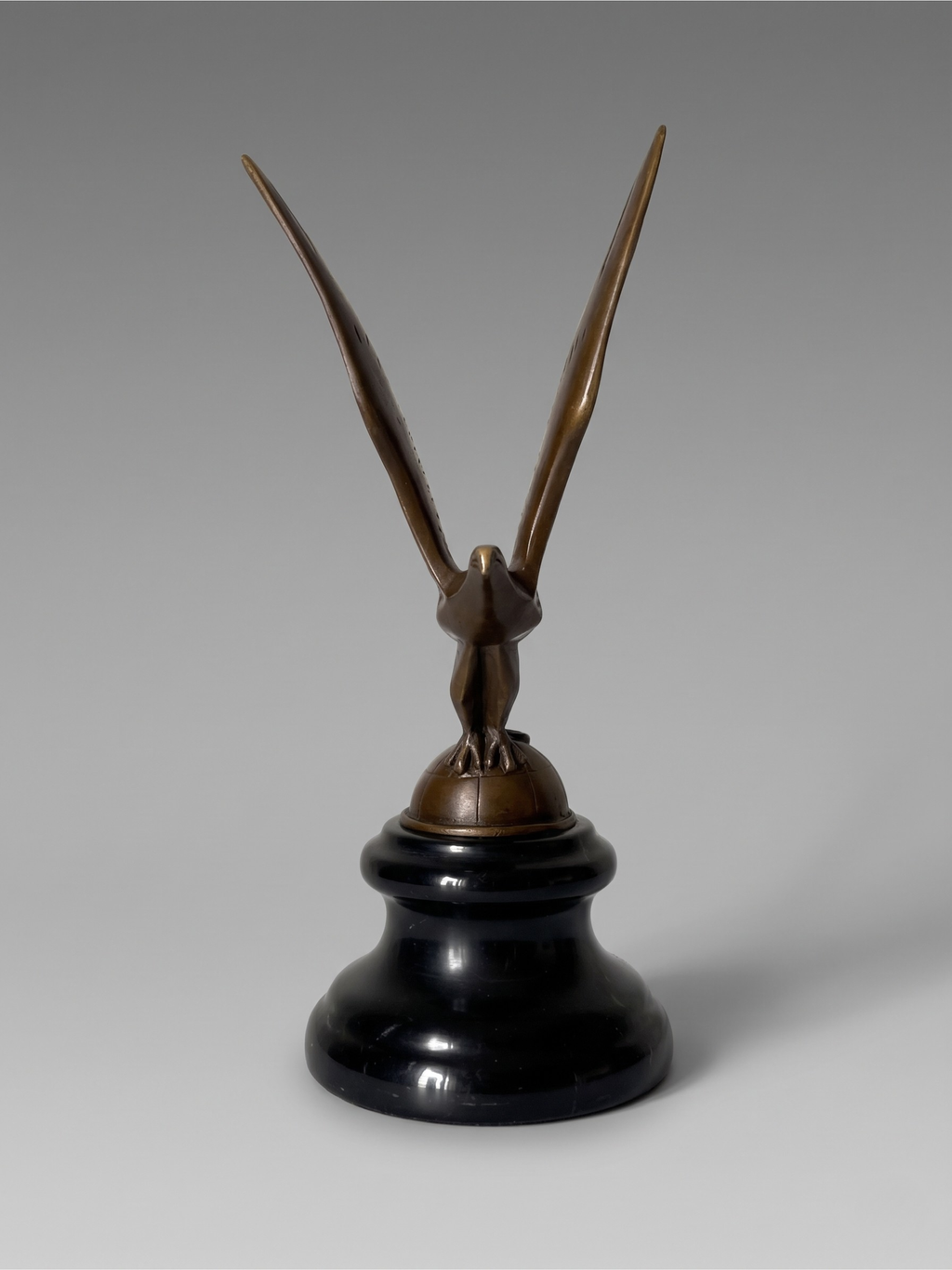 Sculpture d’aigle moderniste en bronze patiné signée C. Brau – socle noir – style Art Déco