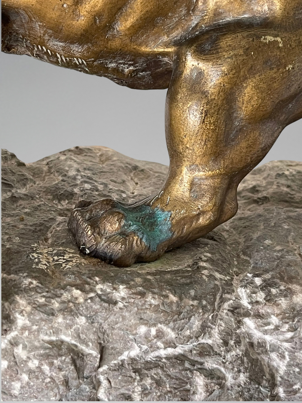 KRAKOWKI — Lion rugissant sur son rocher, importante sculpture en bronze d'art et roche (28,3 kg)