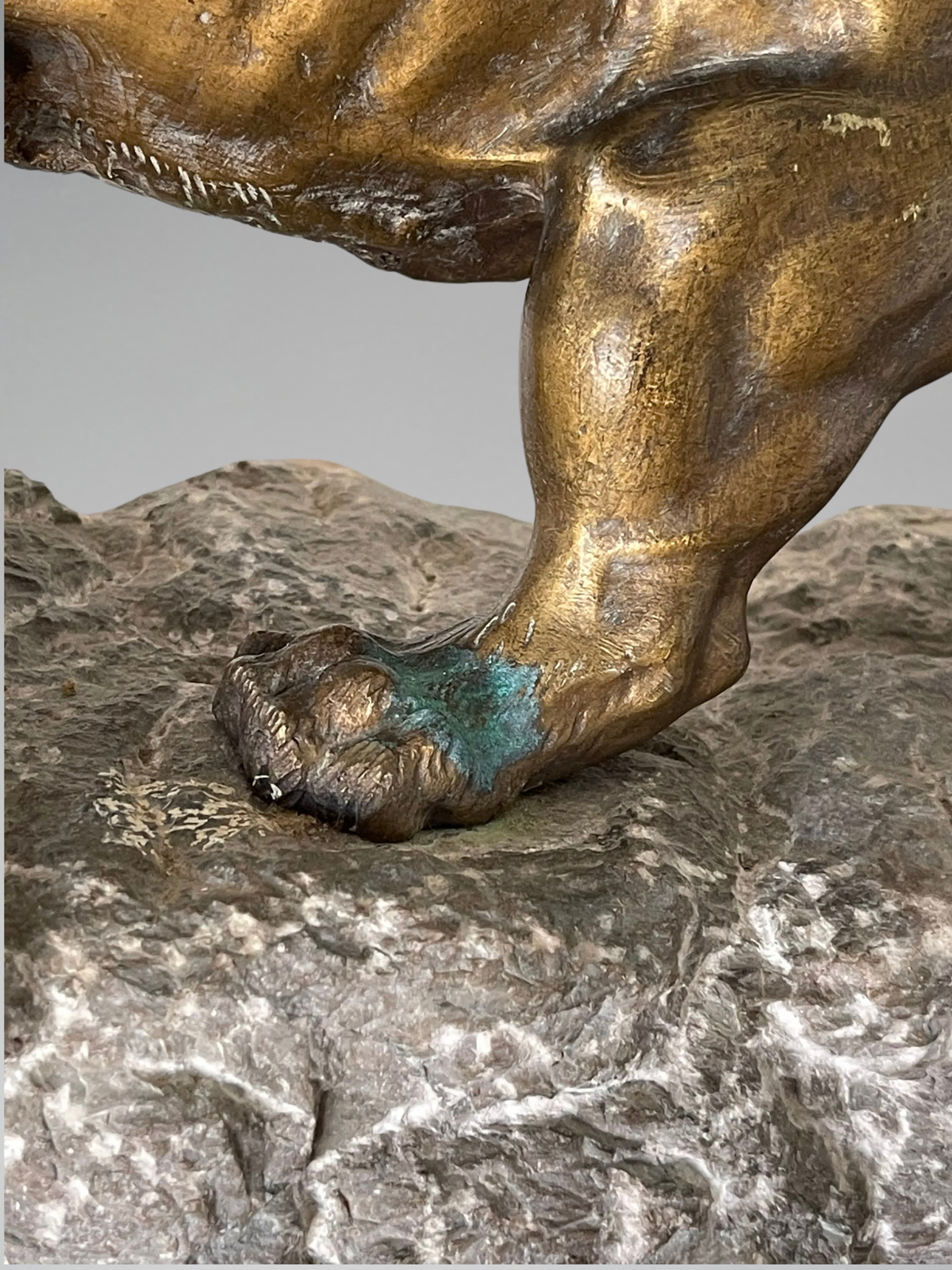 KRAKOWKI — Lion rugissant sur son rocher, importante sculpture en bronze d'art et roche (28,3 kg)