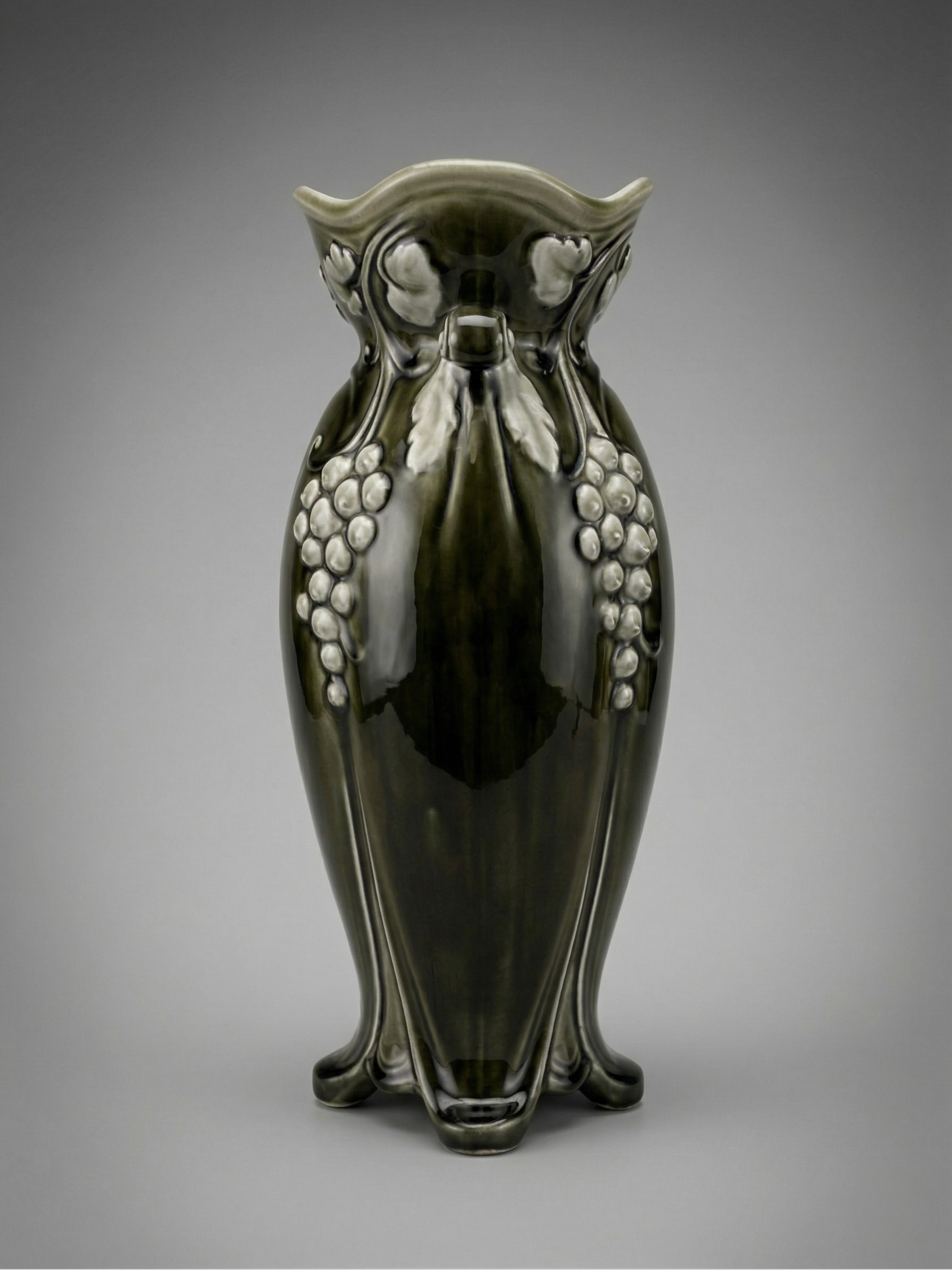 Art Nouveau Vase De Bruyn – Modell 4696 – Dekor Traube in Relief – Emaillierte Keramik – 29 cm